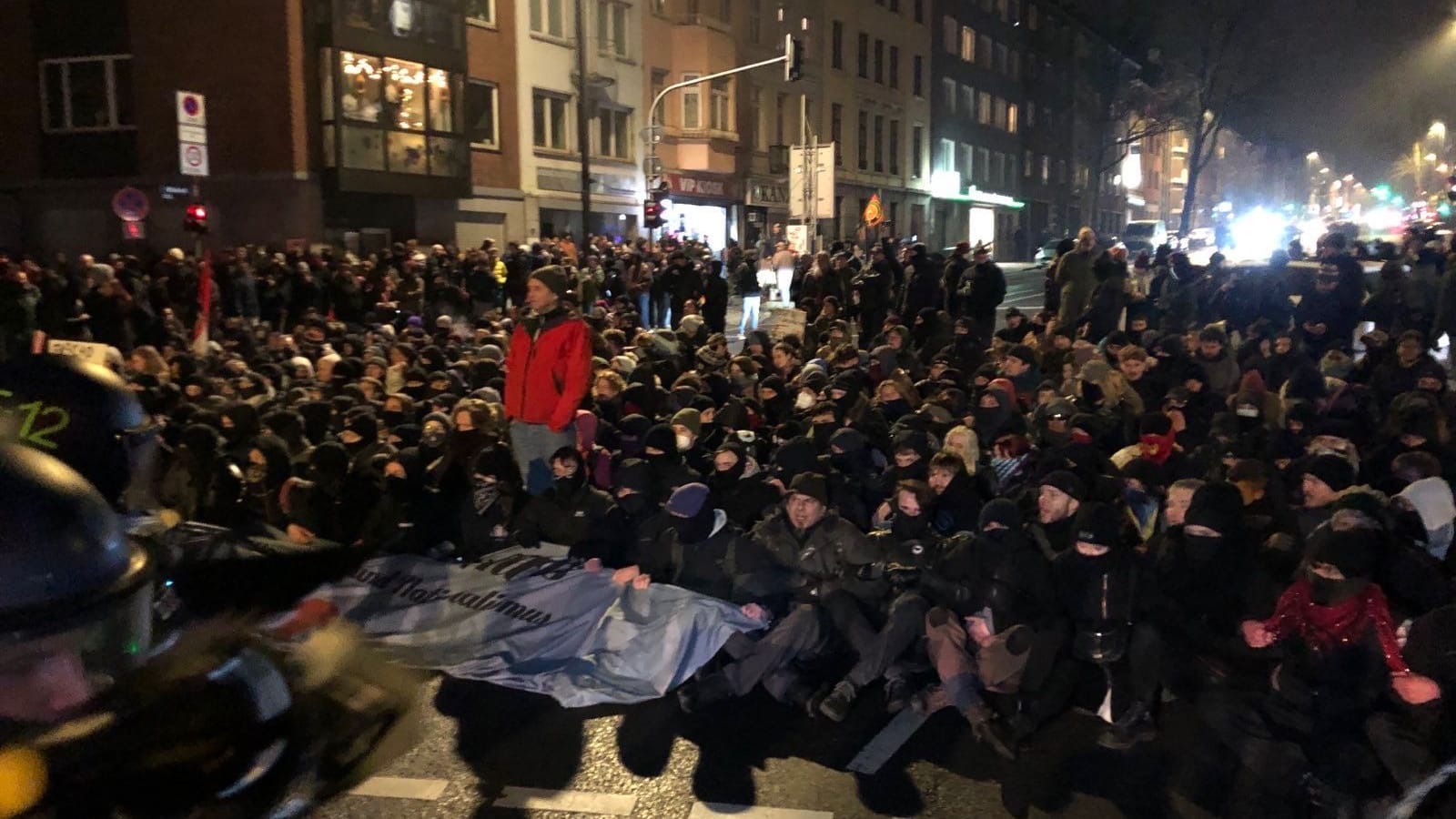 Die Sitzblockade in der Wilhelmstraße zwingt die Neonazis erneut zum umkehren.