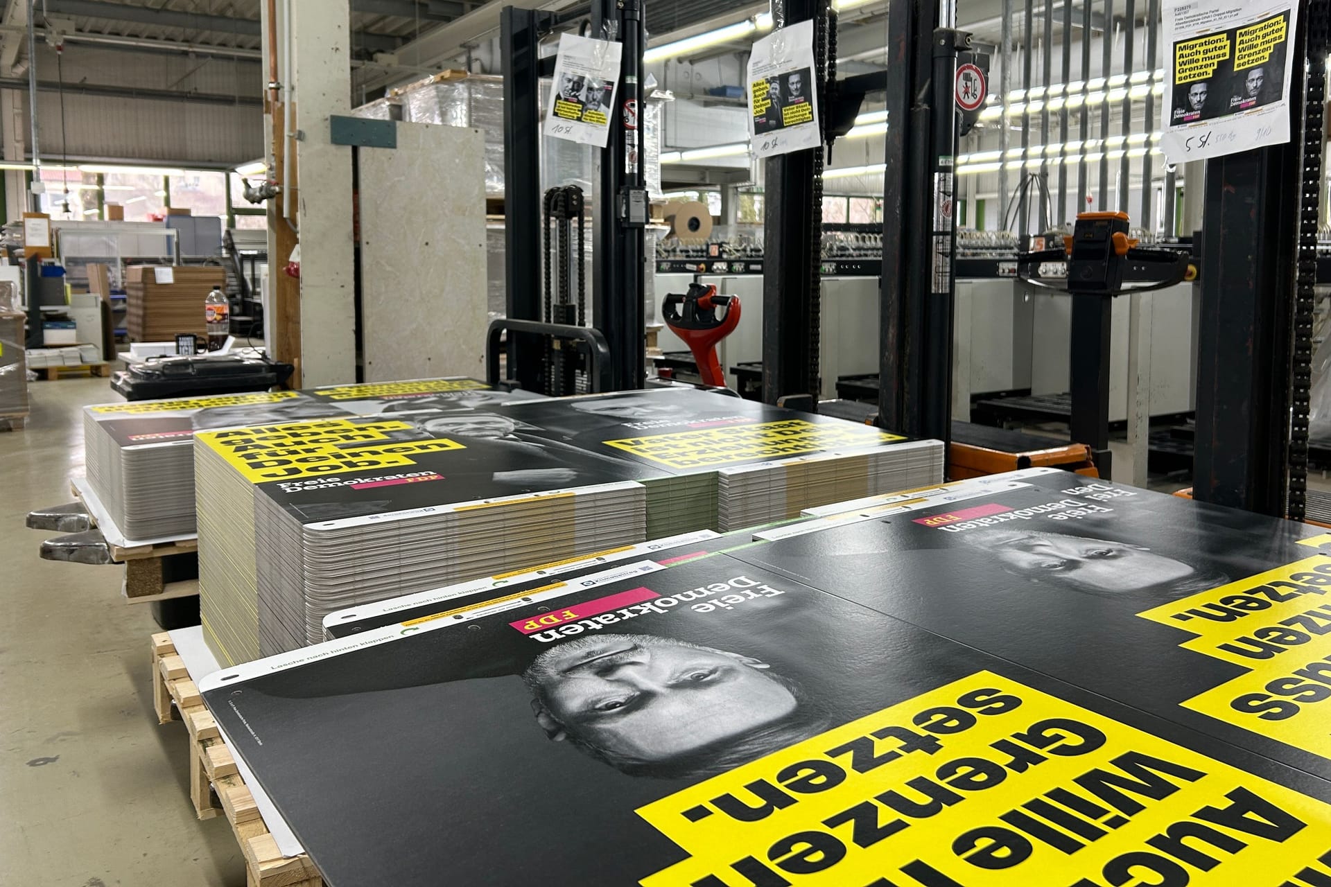 Plakate auf dem Gabelstapler: Die Druckerei rechnet damit, noch den ganzen Januar für den Druck der Wahlplakate zu brauchen.