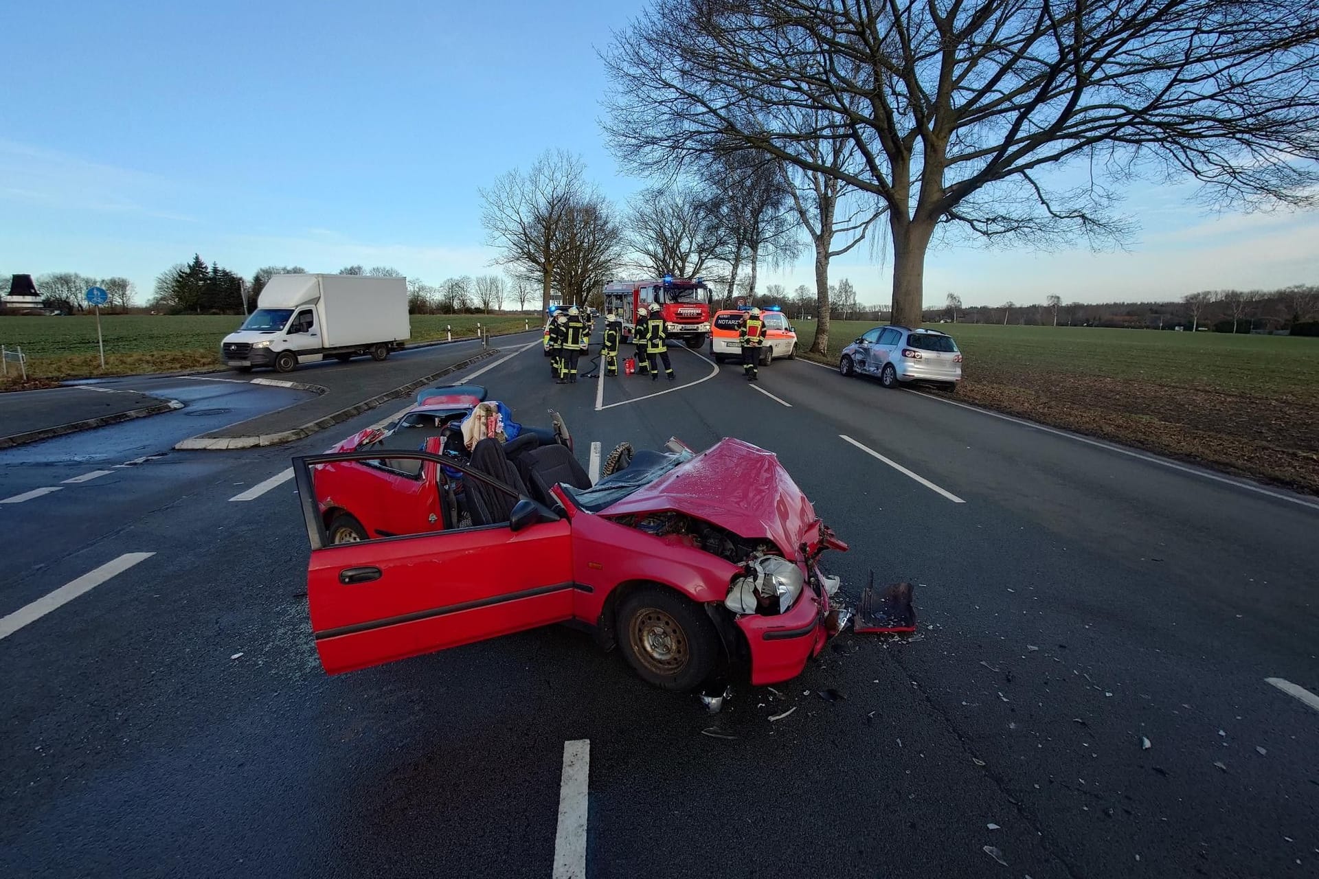 Bei dem Unfall wurden drei Menschen verletzt.