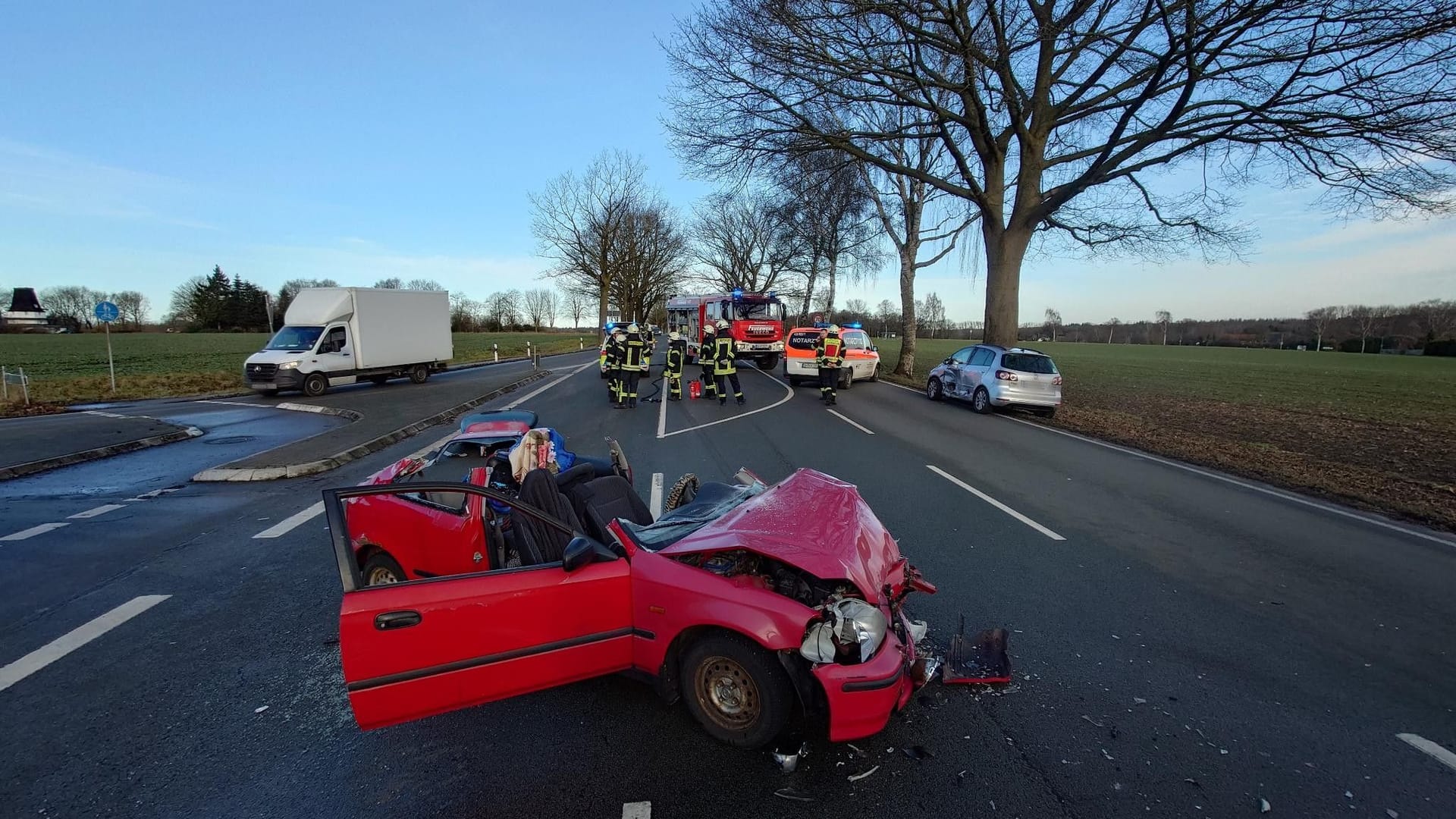 Bei dem Unfall wurden drei Menschen verletzt.