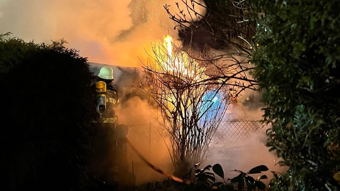 Hohe Flammen und dichter Qualm verursacht durch eine brennende Gartenhütte: Die Feuerwehr musste am frühen Montagmorgen ausrücken.