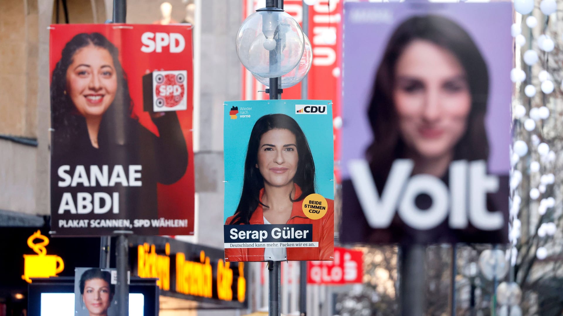 Köln Innenstadt: Hier hängen Wahlplakate unter anderem von Politikerin Sanae Abdi (SPD), Politikerin Serap Güler (CDU) und Maral Koohestanian (Volt).