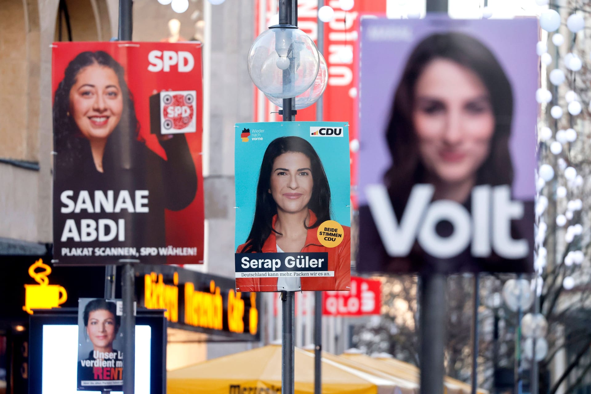 Köln Innenstadt: Hier hängen Wahlplakate unter anderem von Politikerin Sanae Abdi (SPD), Politikerin Serap Güler (CDU) und Maral Koohestanian (Volt).