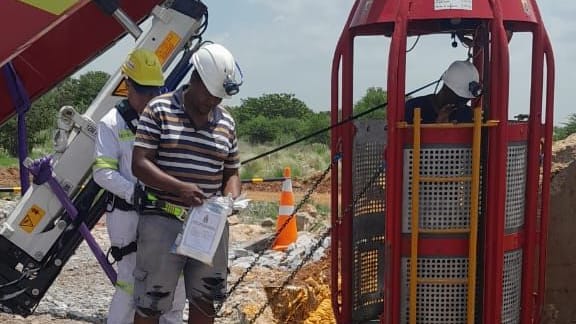 Die Rettungsaktion in Stilfontein: In einem an einem Kran befestigten Käfig fuhren zunächst Helfer in die Tiefe, seither holt der Kran Lebende und Tote von unten an die Oberfläche.