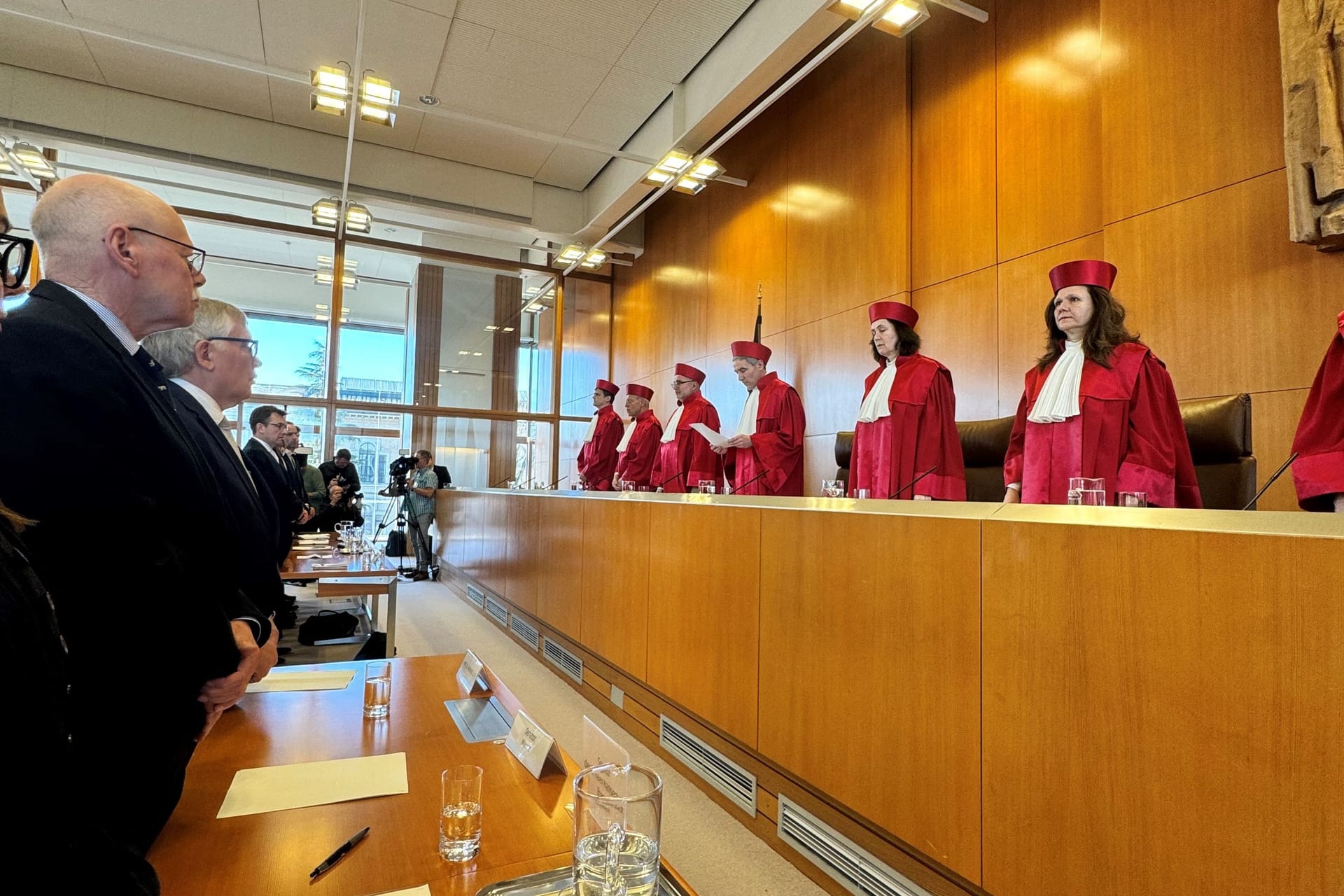 Innensenator Ulrich Mäurer (links) während der Urteilsverkündung in Karlsruhe.