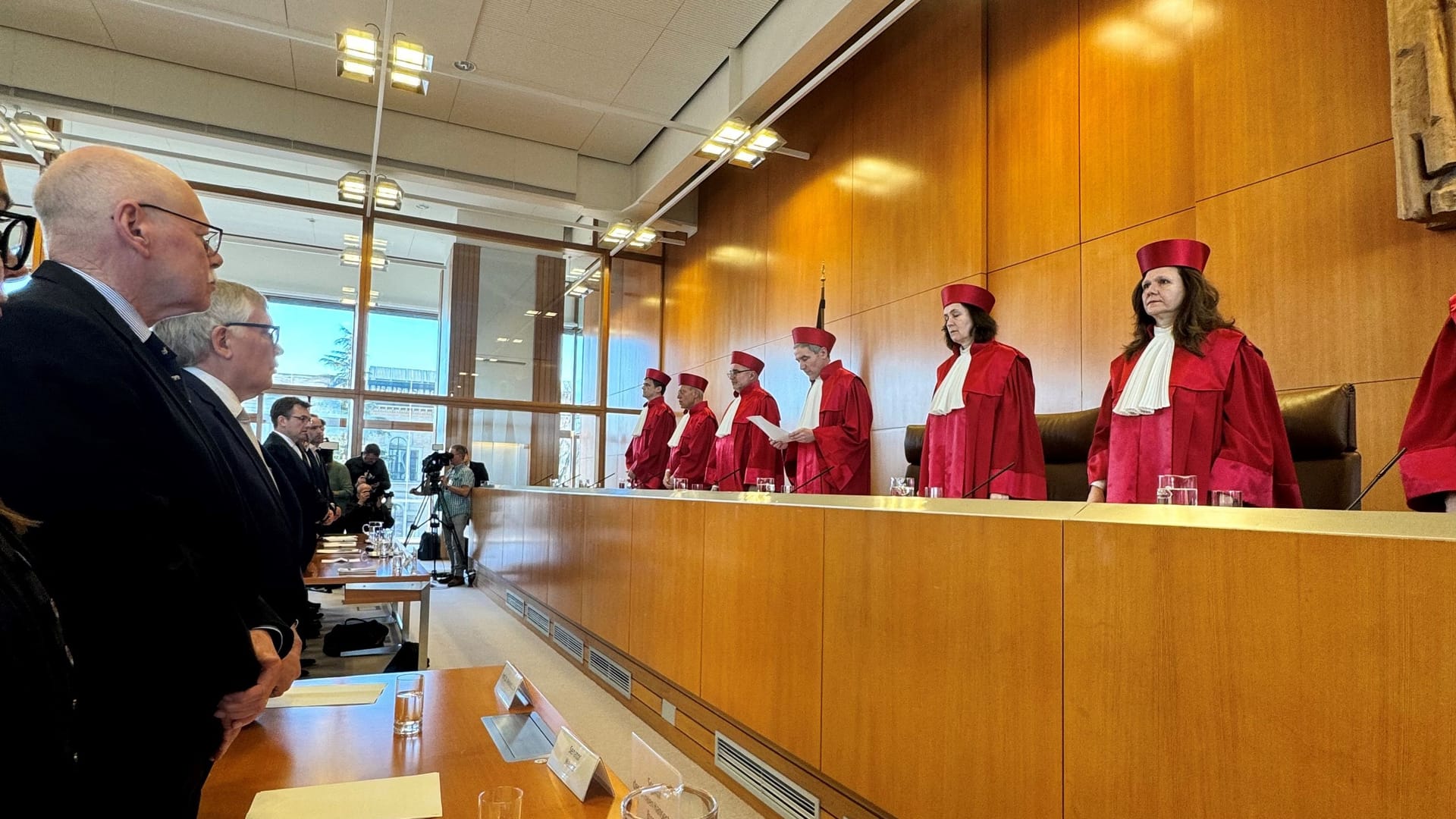 Innensenator Ulrich Mäurer (links) während der Urteilsverkündung in Karlsruhe.