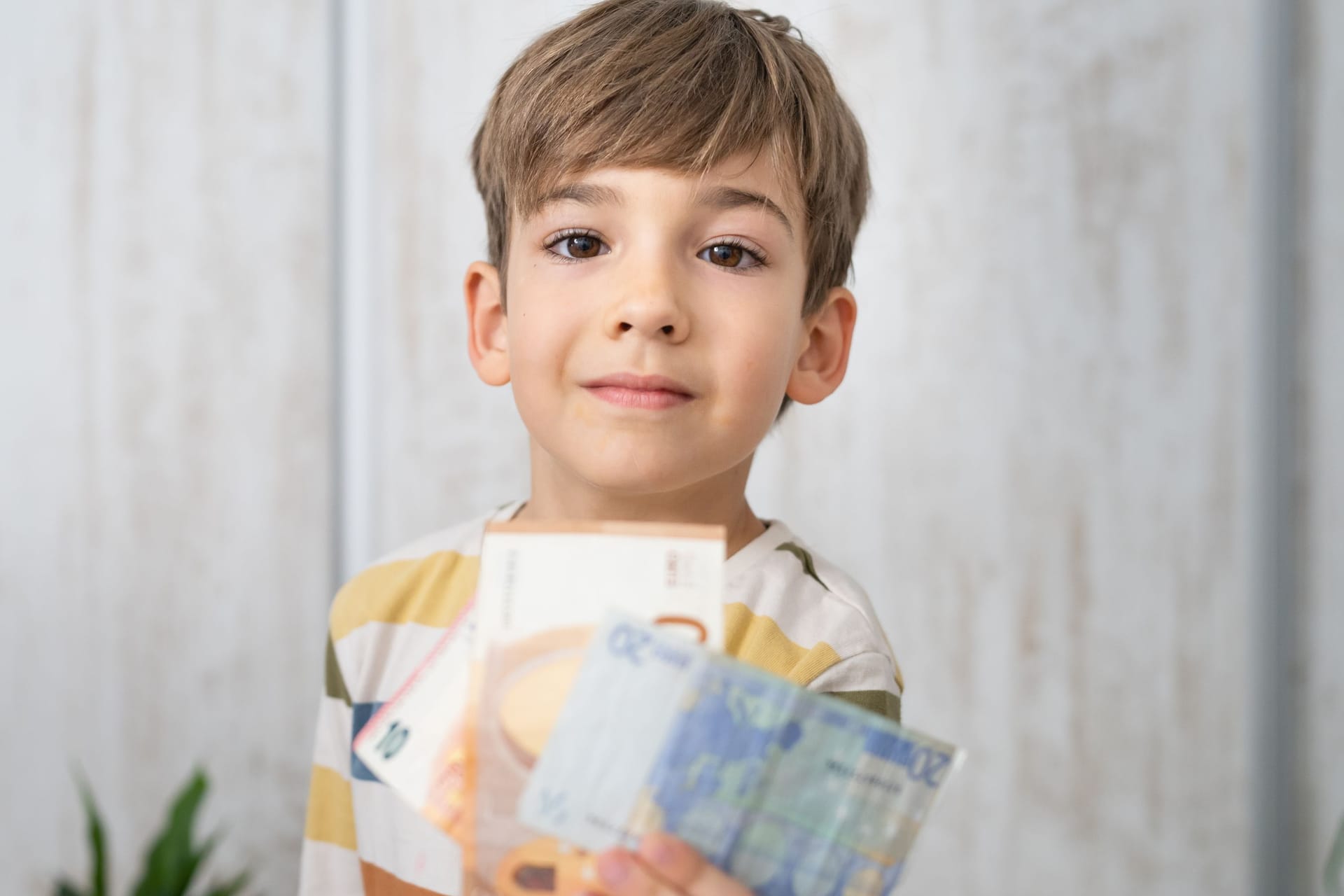 Ein Grundschulkind soll in Köln 15.000 Euro gefunden haben. (Symbolbild)