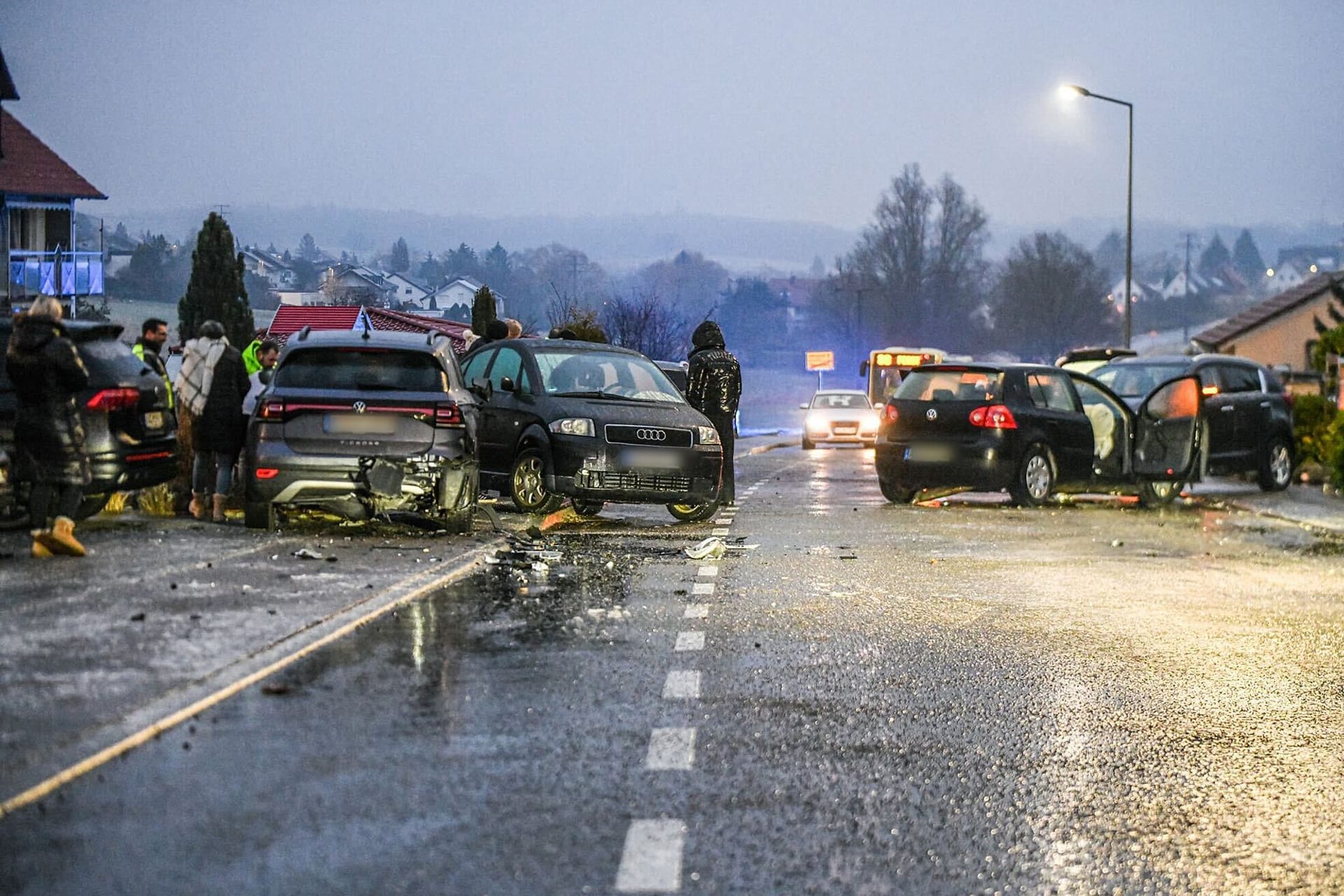 Unfall nach Glatteis mit mehreren Fahrzeugen