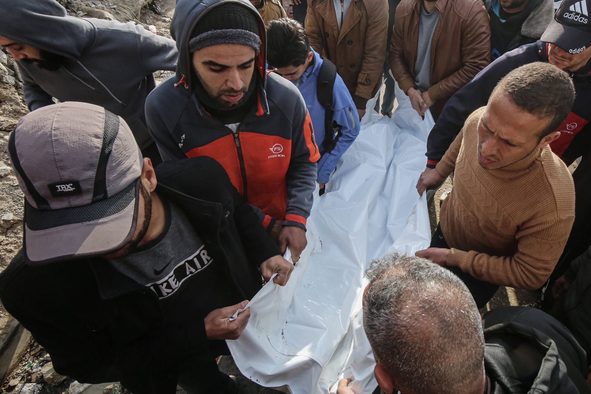 Palästinenser beerdigen ihre Angehörigen nach einem israelischen Luftschlag auf das Al-Aksa-Märtyrer-Krankenhaus in Gaza.