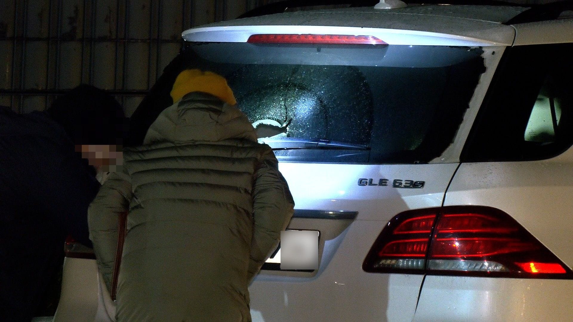 Ermittler an dem beschossenen Auto in Heisingen: Die Hintergründe sind noch unklar.