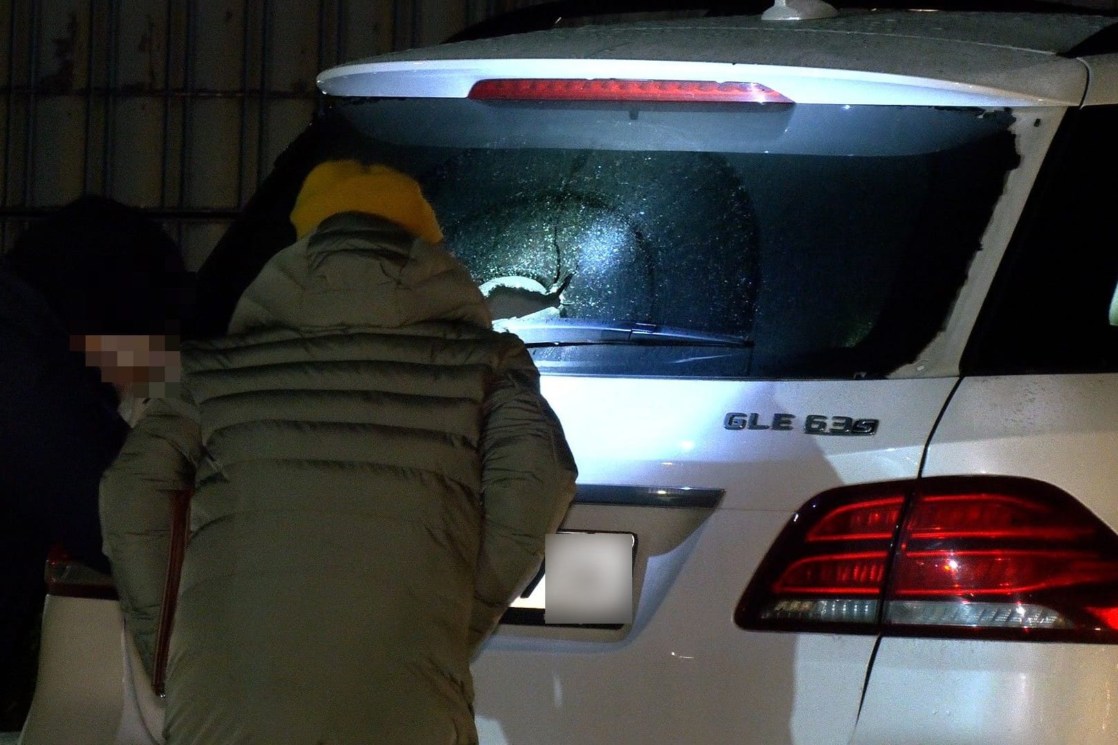 Ermittler an dem beschossenen Auto in Heisingen: Die Hintergründe sind noch unklar.