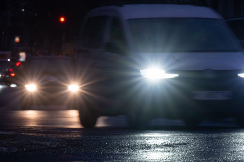 Autos fahren am Morgen über eine vereiste Straße im Bezirk Charlottenburg. (zu dpa: «Frost und Glätte in Berlin und Brandenburg»)