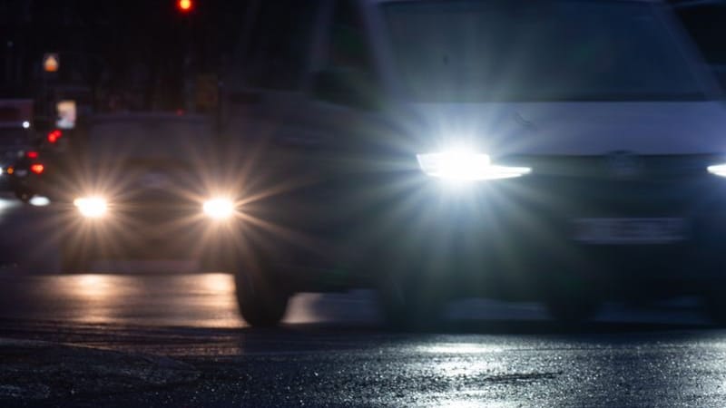 Autos fahren am Morgen über eine vereiste Straße im Bezirk Charlottenburg. (zu dpa: «Frost und Glätte in Berlin und Brandenburg»)