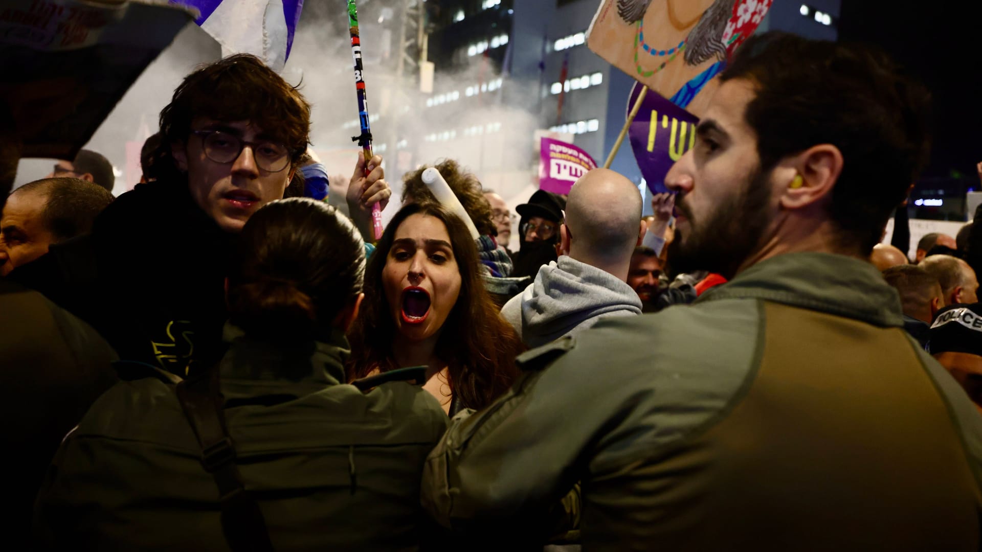 Protest in Tel Aviv: Demonstranten fordern größere Anstrengungen von Israels Regierung zur Freilassung Hamas-Geiseln.