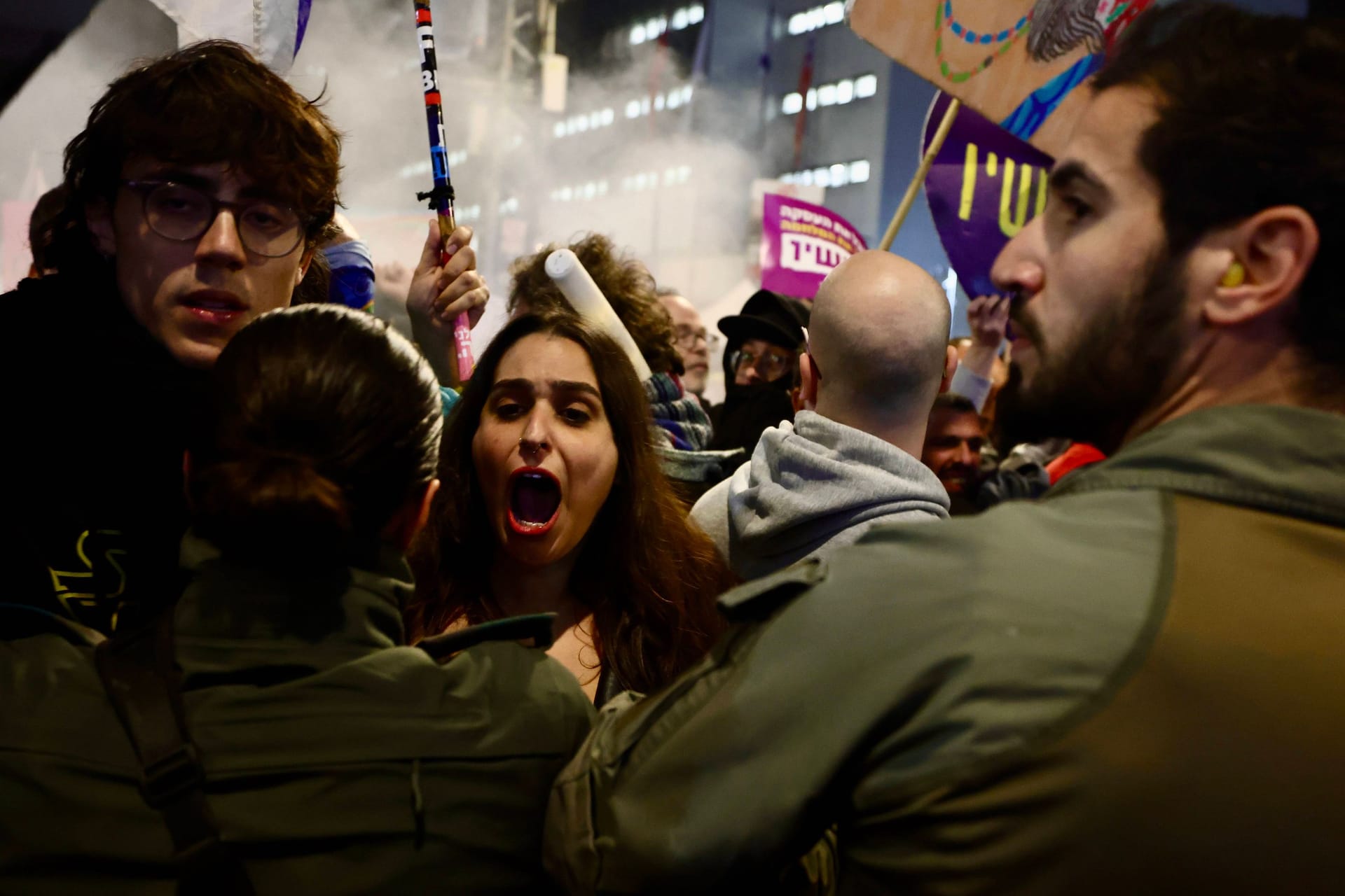 Protest in Tel Aviv: Demonstranten fordern größere Anstrengungen von Israels Regierung zur Freilassung Hamas-Geiseln.