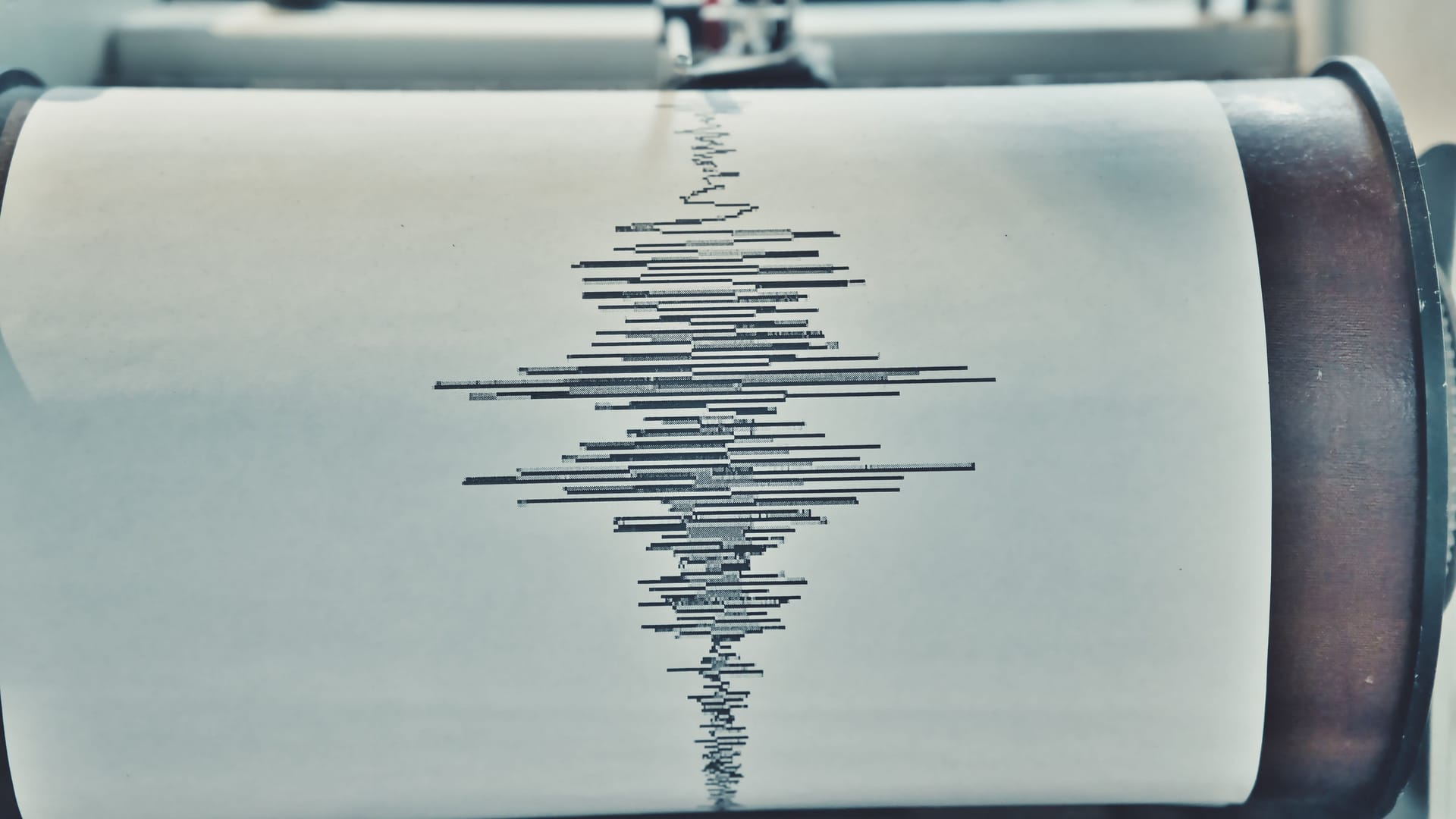 A Sismograph Recording Device with Seismic Waves