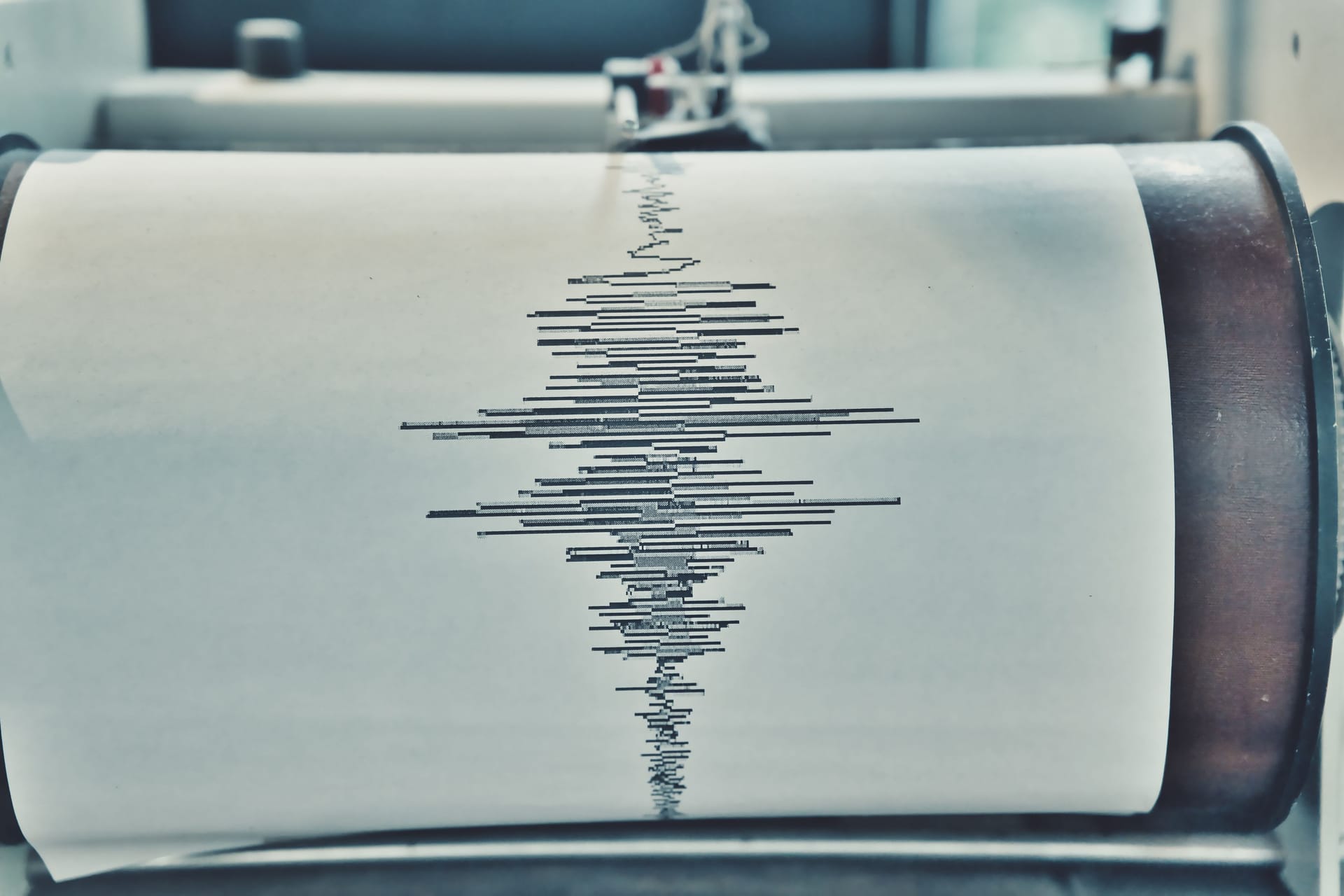 A Sismograph Recording Device with Seismic Waves