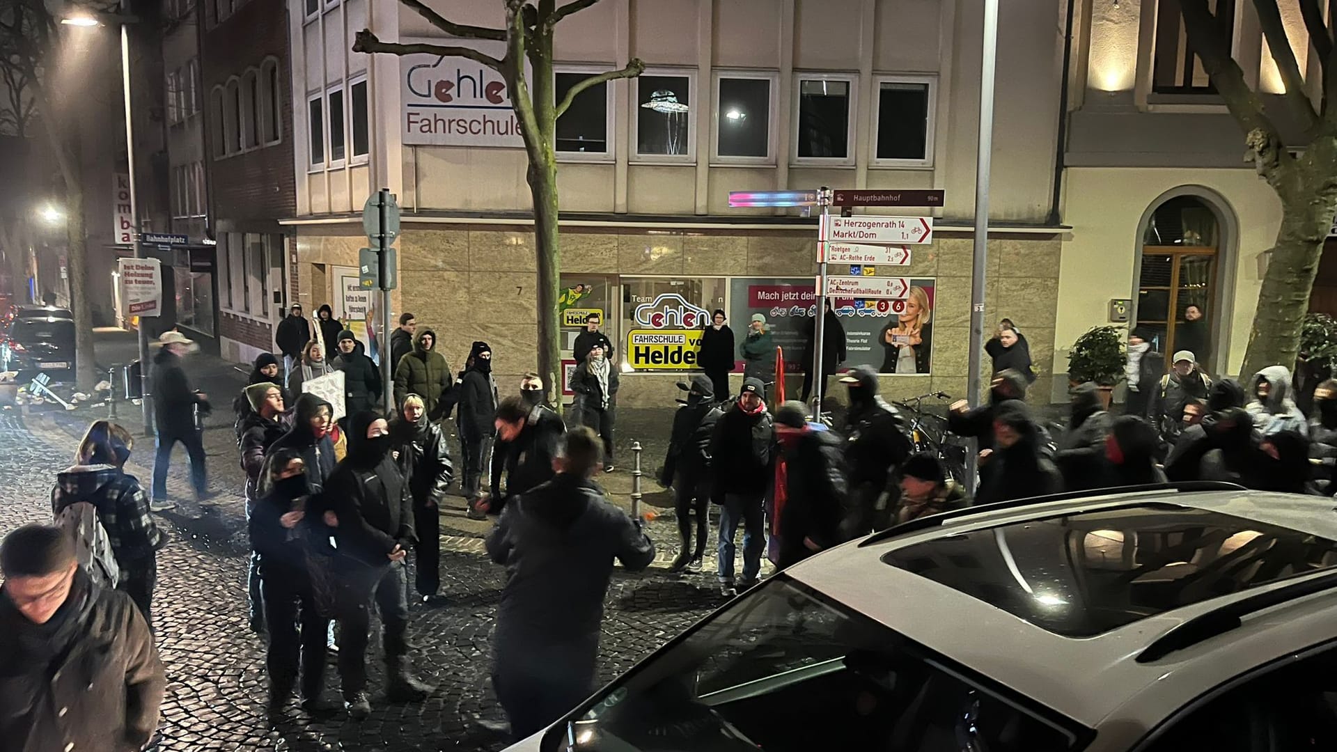 Hier kommt es vor einem Döner-Laden nach einer Provokation eines Neonazis zur gewaltvollen Auseinandersetzung.