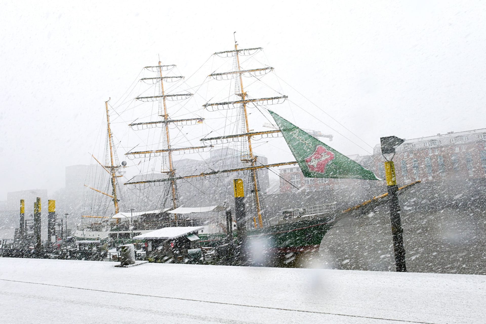 Bremen versinkt in Schnee: Winterwetter hat Deutschland in den ersten Tagen des Jahres im Griff. Meteorologen erwarten eine regelrechte Schneewalze.