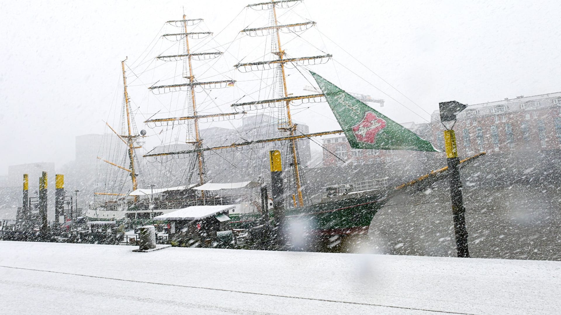 Bremen versinkt in Schnee: Winterwetter hat Deutschland in den ersten Tagen des Jahres im Griff. Meteorologen erwarten eine regelrechte Schneewalze.