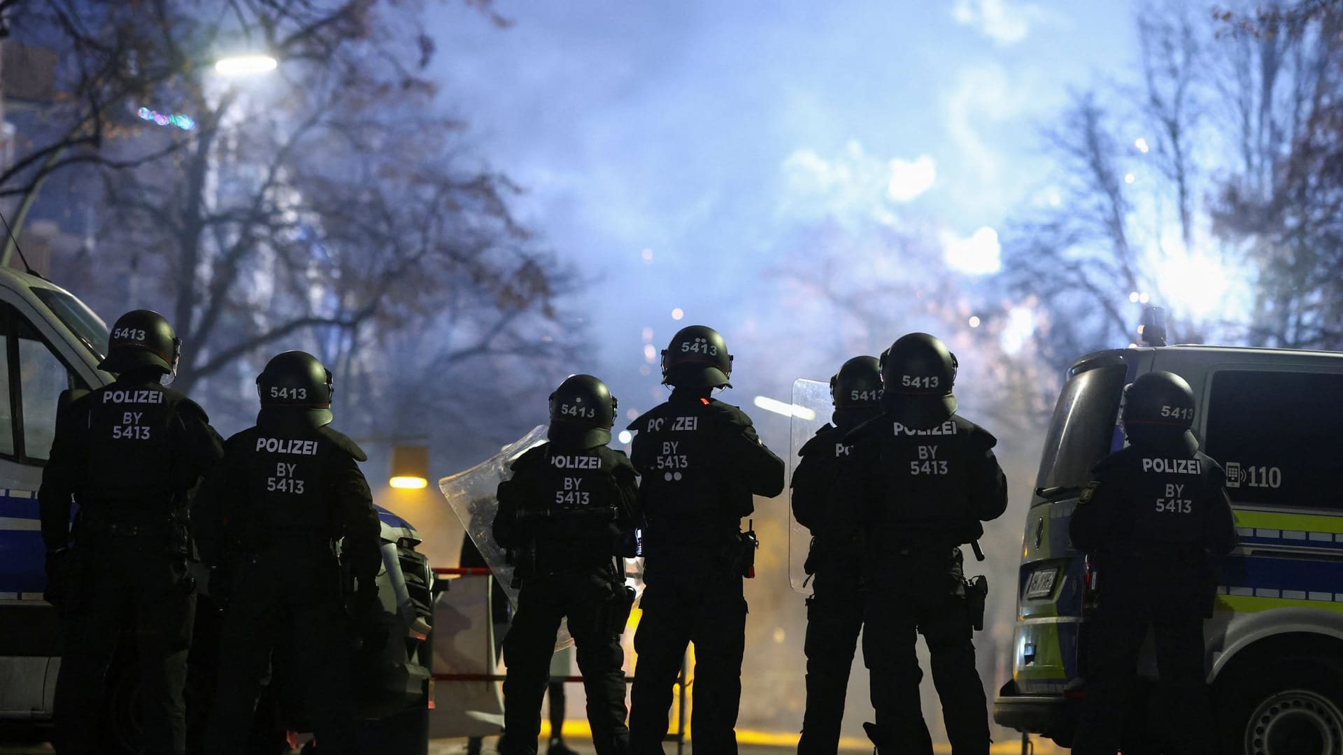 Polizisten in der Berliner Silvesternacht: In Tegel wurden offenbar mehrere Menschen bei einer Explosion verletzt.