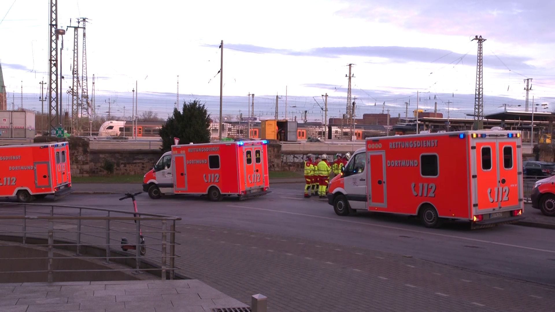 Krankenwagen und Rettungskräfte am Dortmunder Hauptbahnhof (Archivbild): Es kann zu Verspätungen im Zugverkehr kommen.