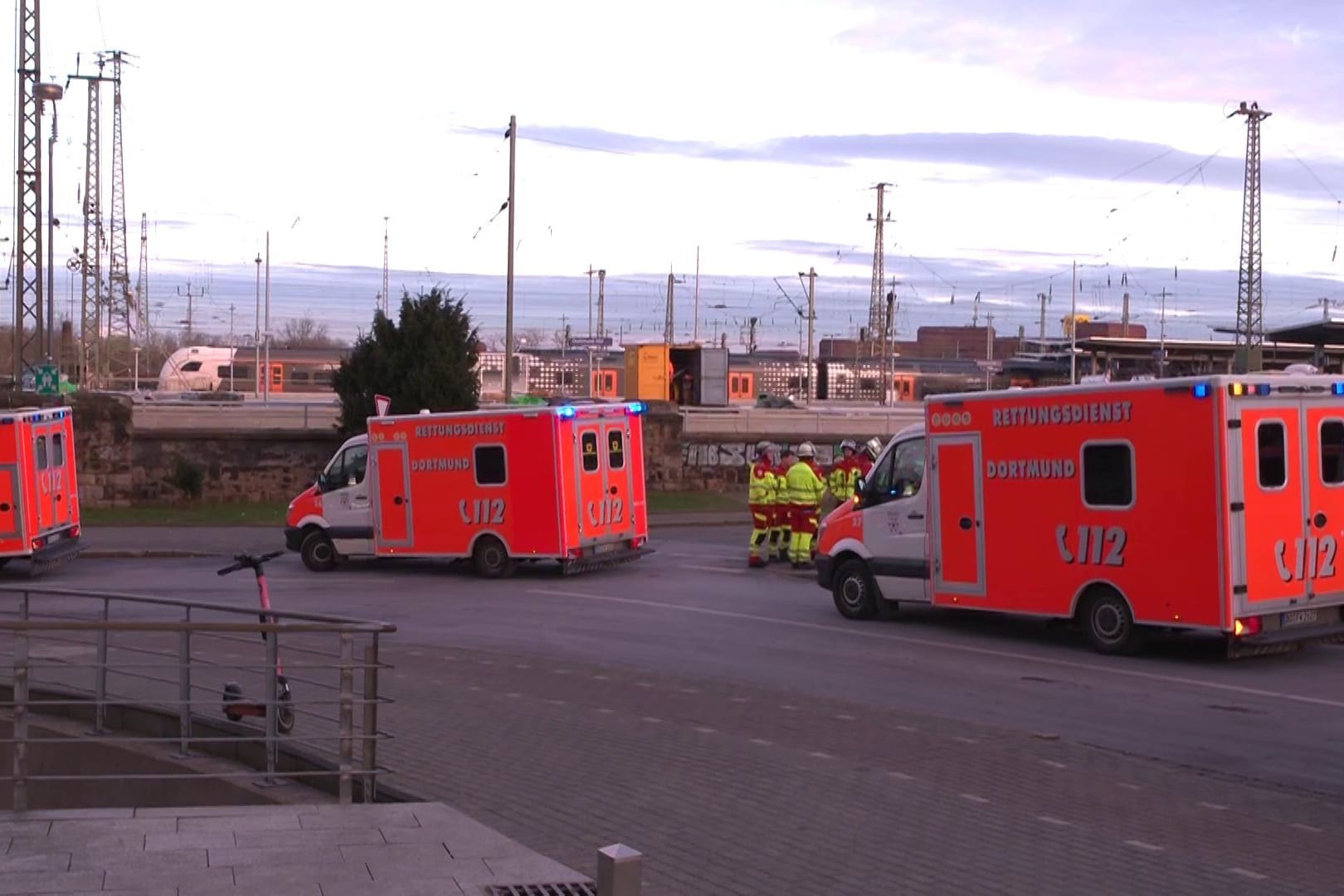 Krankenwagen und Rettungskräfte am Dortmunder Hauptbahnhof (Archivbild): Es kann zu Verspätungen im Zugverkehr kommen.