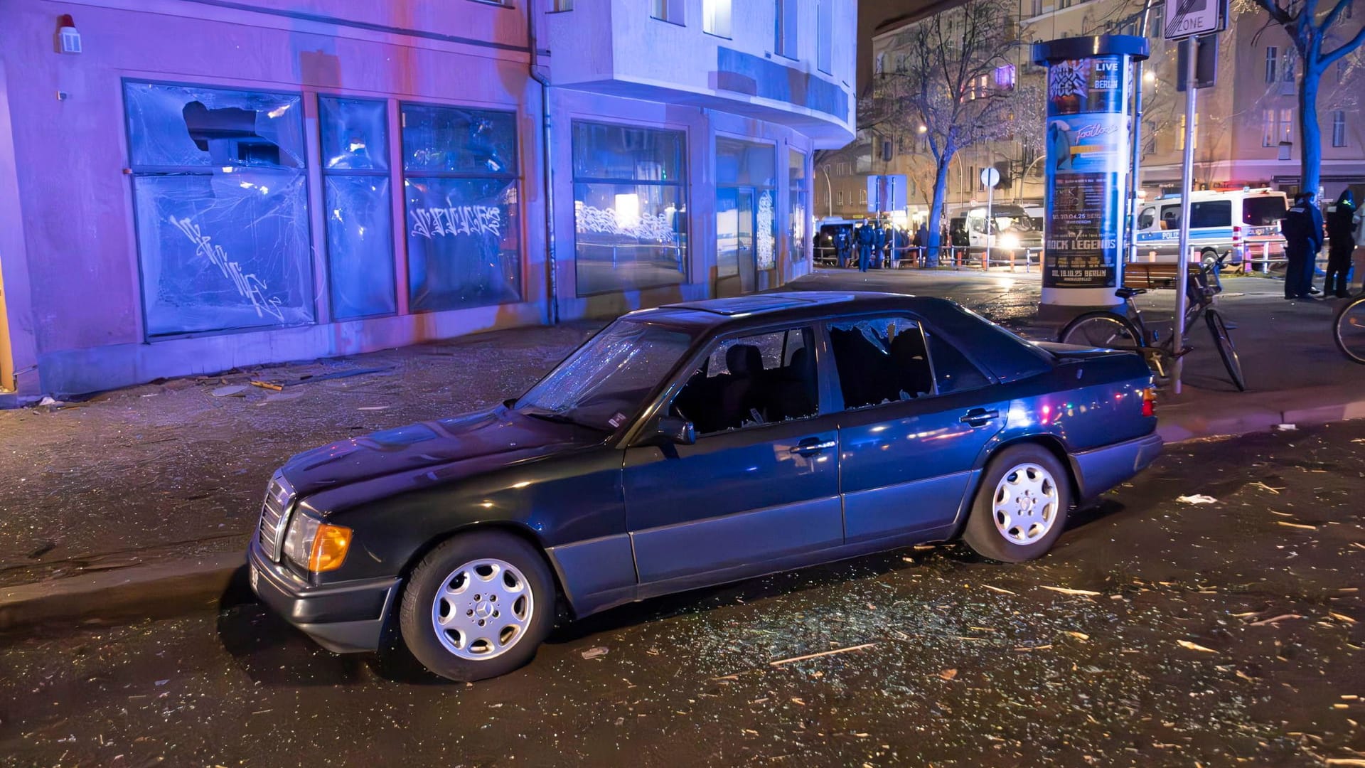 Spuren der Explosion in der Belziger Straße in Schöneberg. Die Statik des betroffenen Hauses muss nun untersucht werden.