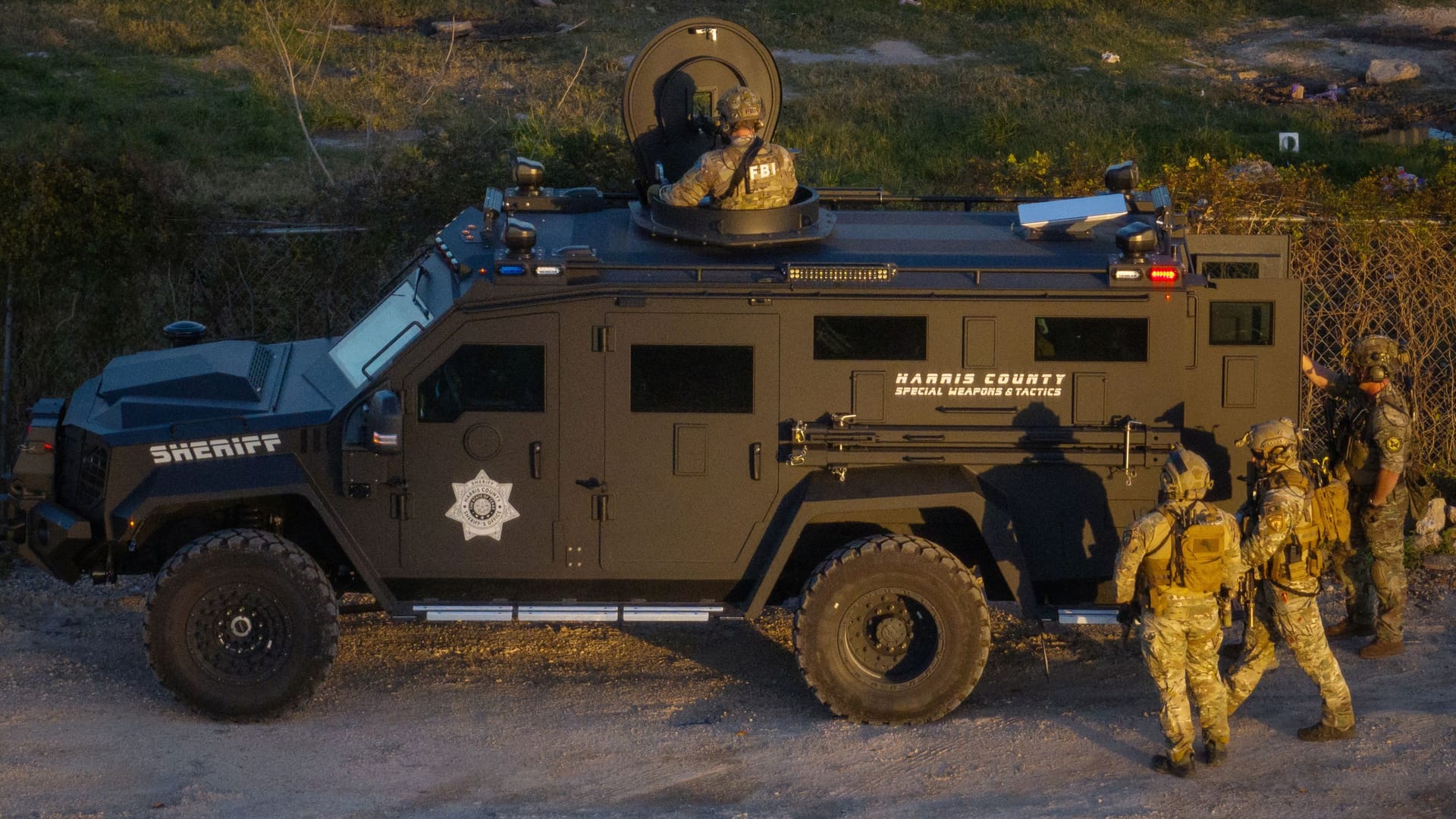 Einsatzkräfte des FBI und der Polizei vor einem Haus im Norden von Houston, Texas.