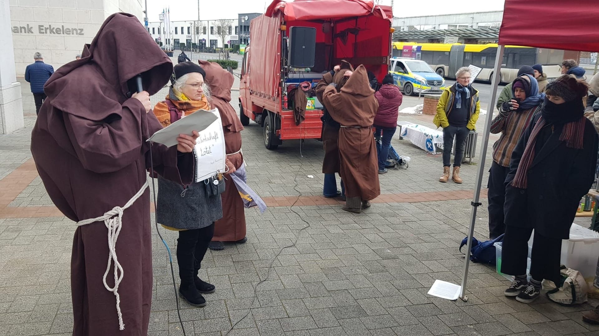 Vor dem Erkelenzer Amtsgericht: Der Mönch liest den Demonstranten eine Erklärung vor