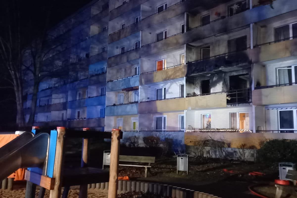 Das Mehrfamilienhaus nach dem Brand: Eine Wohnung brannte komplett aus.