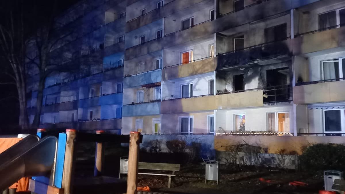 Das Mehrfamilienhaus nach dem Brand: Eine Wohnung brannte komplett aus.