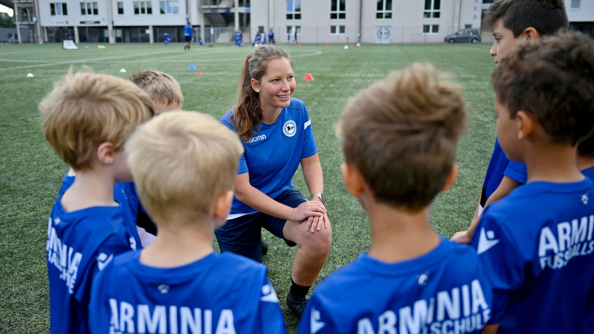 Catharina Siemers leitet die Fußballschule von Arminia Bielefeld und beweist täglich, dass Leidenschaft und Können keine Frage des Geschlechts sind.