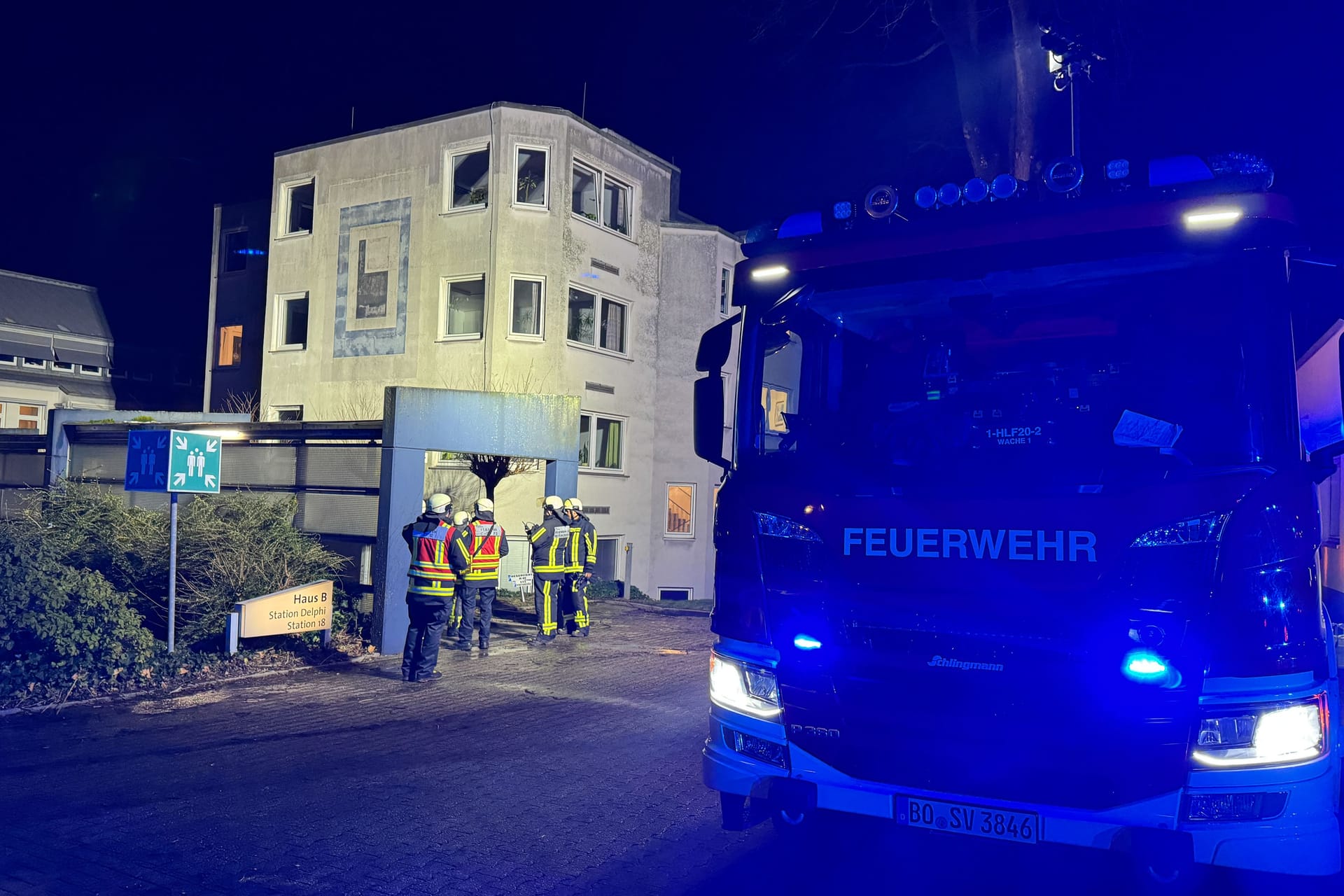 Einsatzkräfte am Martin-Luther-Krankenhaus in der Nacht zu Montag.