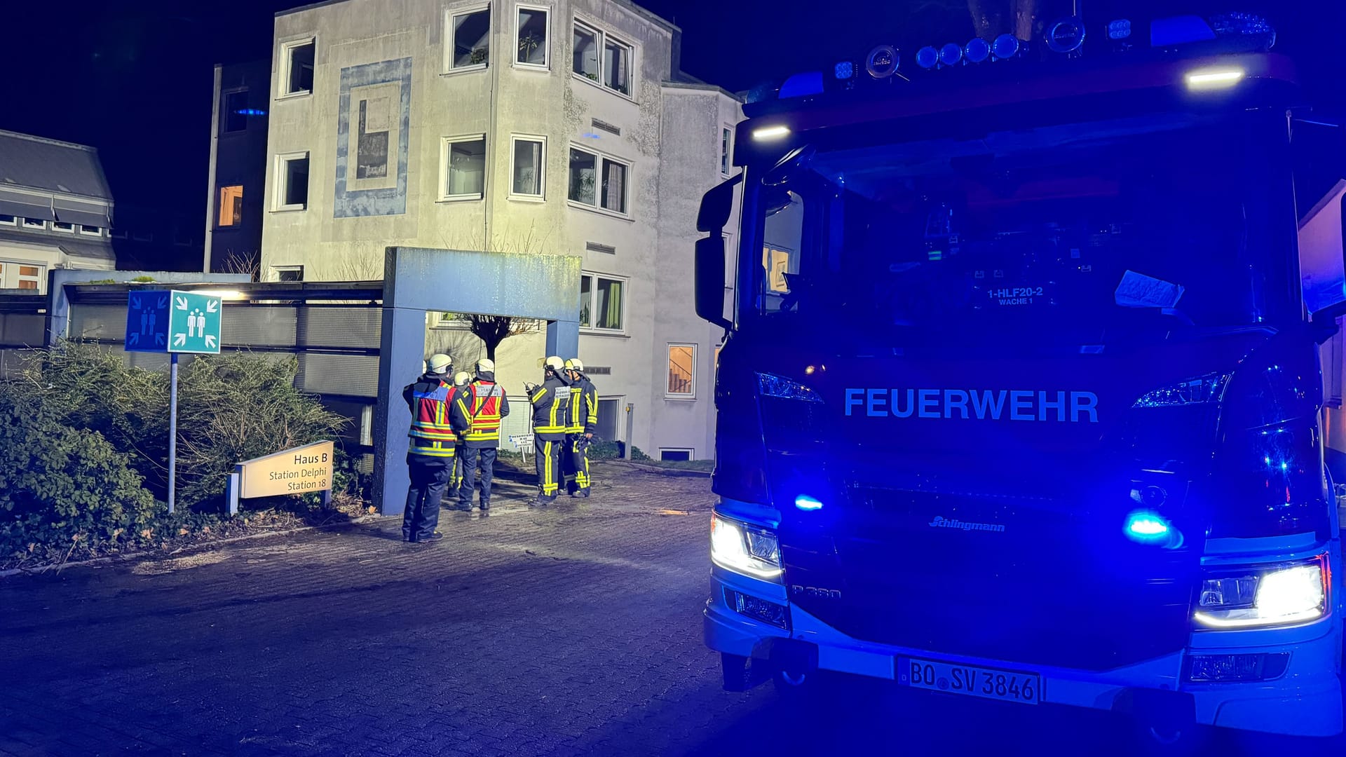 Einsatzkräfte am Martin-Luther-Krankenhaus in der Nacht zu Montag.