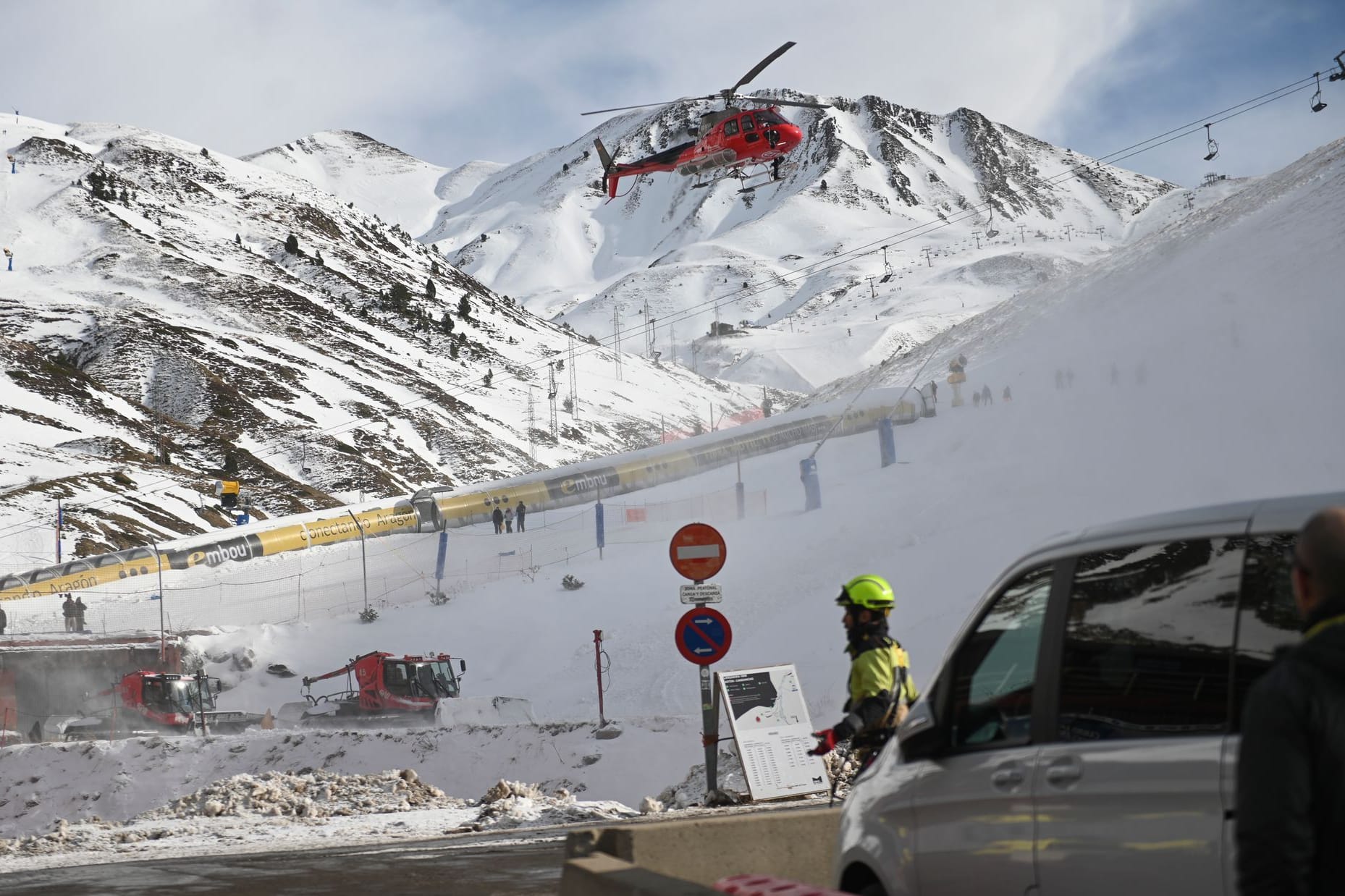 Ein Hubschrauber im Einsatz: Bei dem Skilift-Unfall sind mehr als 30 Menschen verletzt worden.