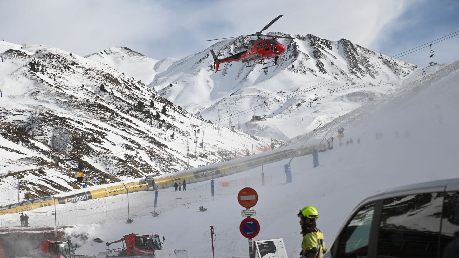 Ein Hubschrauber im Einsatz: Bei dem Skilift-Unfall sind mehr als 30 Menschen verletzt worden.