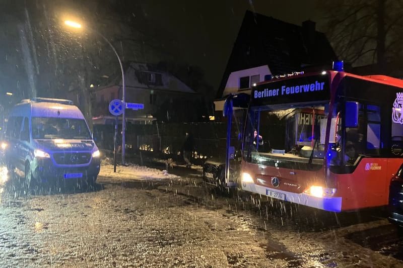 Ein Polizeifahrzeug und ein Kältebus stehen in der Nähe einer Berliner Grundschule in Berlin-Schmargendorf: Einsatzkräfte sind wegen eines ausgelösten Amokalarms vor Ort.