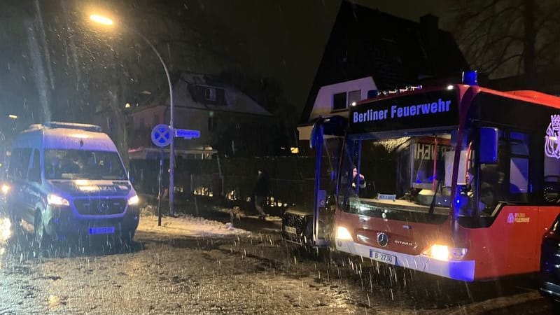 Ein Polizeifahrzeug und ein Kältebus stehen in der Nähe einer Berliner Grundschule in Berlin-Schmargendorf: Einsatzkräfte sind wegen eines ausgelösten Amokalarms vor Ort.