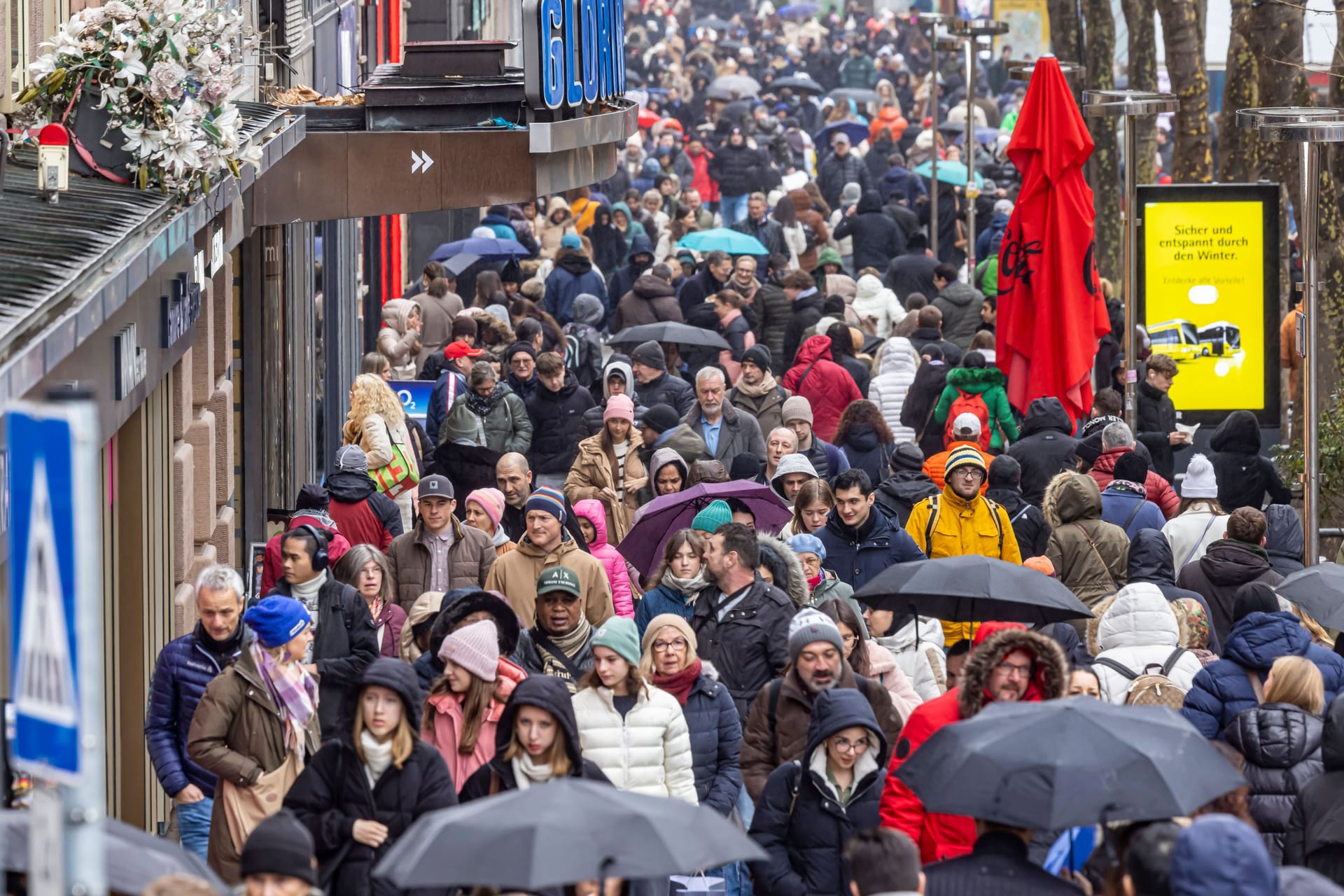 Fußgänger in Stuttgart: Im Februar warten wieder ein paar Neuerungen auf Deutschlands Bürger.