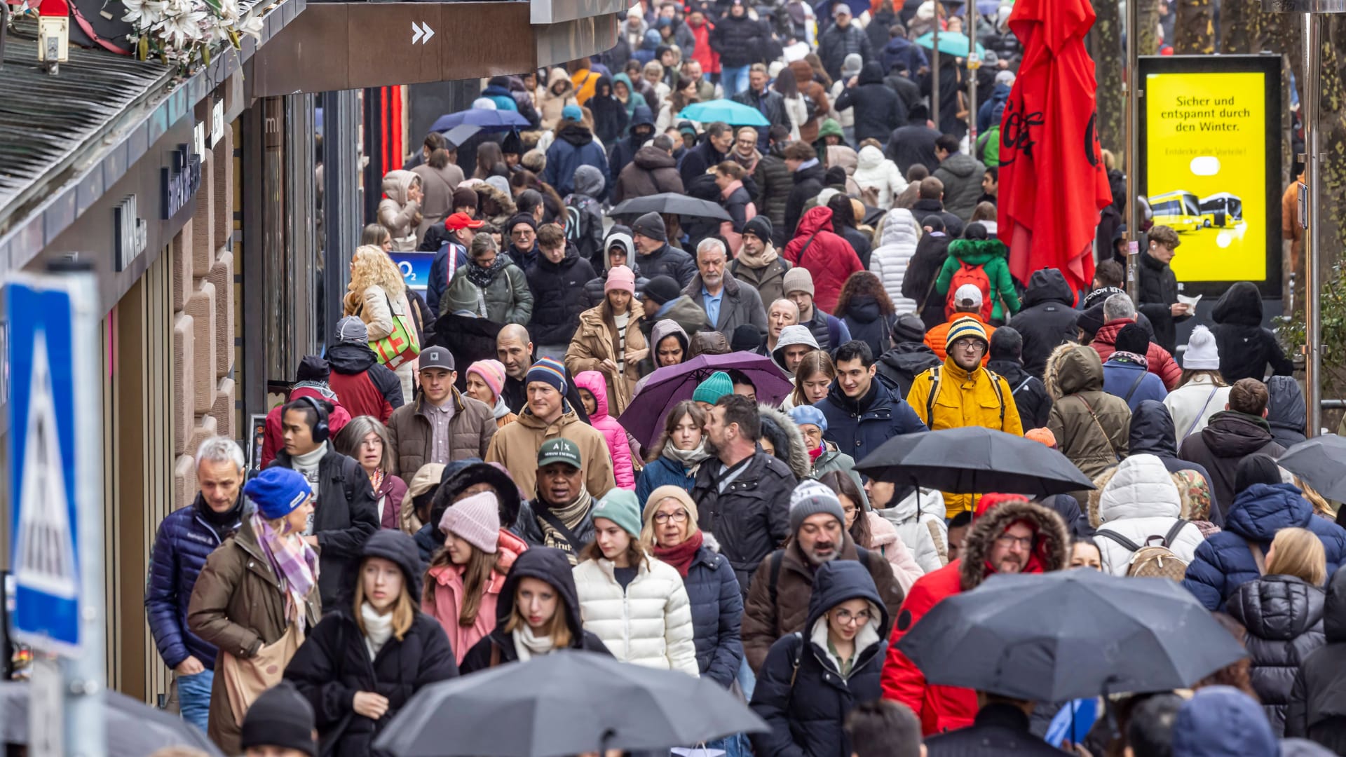 Fußgänger in Stuttgart: Im Februar warten wieder ein paar Neuerungen auf Deutschlands Bürger.