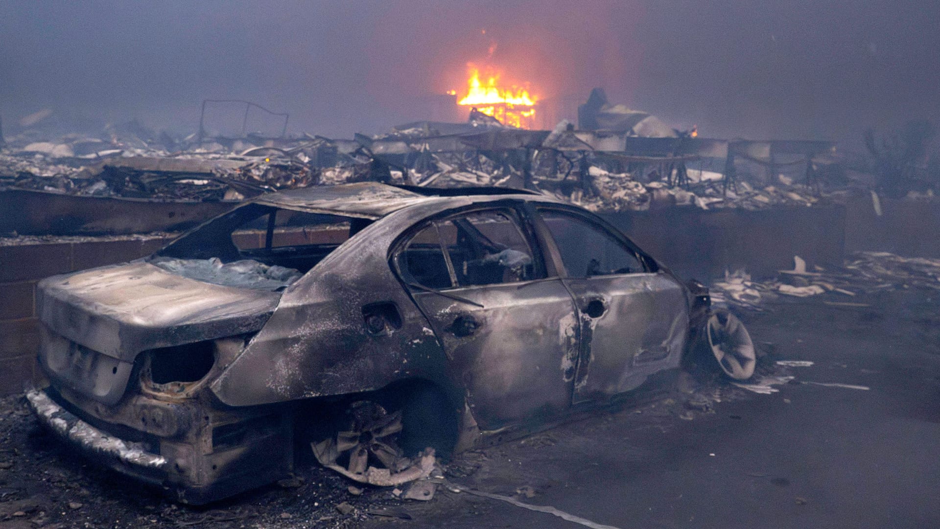 Flammen des Palisades-Feuers lodern noch im Hintergrund.