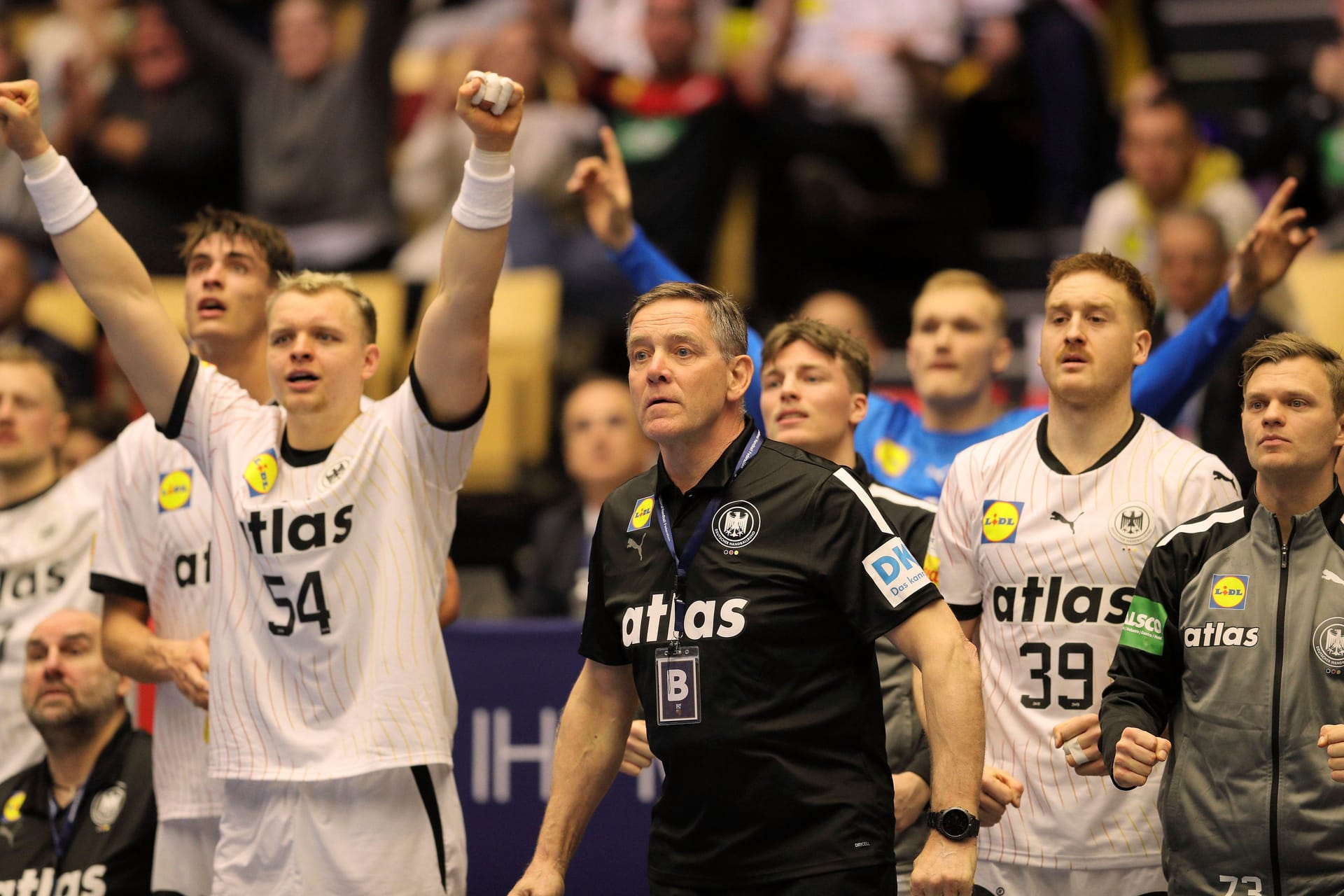 Gegen Polen feierte die deutsche Handball-Nationalmannschaft zum WM-Auftakt einen 35:28-Sieg. Nach einer schwachen ersten Halbzeit steigerte sie die DHB-Auswahl dabei in der zweiten Hälfte deutlich und durfte so über die ersten zwei Punkte in Gruppe A jubeln. Dabei überzeugte vor allem ein Spieler aus der zweiten Reihe. Andere erlebten jedoch einen schwarzen Tag. Die Einzelkritik.