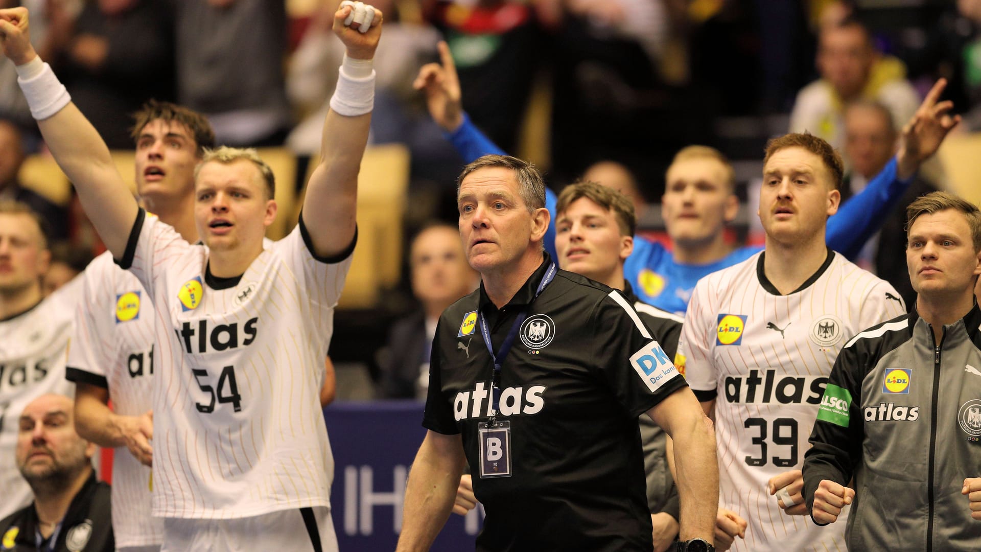 Gegen Polen feierte die deutsche Handball-Nationalmannschaft zum WM-Auftakt einen 35:28-Sieg. Nach einer schwachen ersten Halbzeit steigerte sie die DHB-Auswahl dabei in der zweiten Hälfte deutlich und durfte so über die ersten zwei Punkte in Gruppe A jubeln. Dabei überzeugte vor allem ein Spieler aus der zweiten Reihe. Andere erlebten jedoch einen schwarzen Tag. Die Einzelkritik.