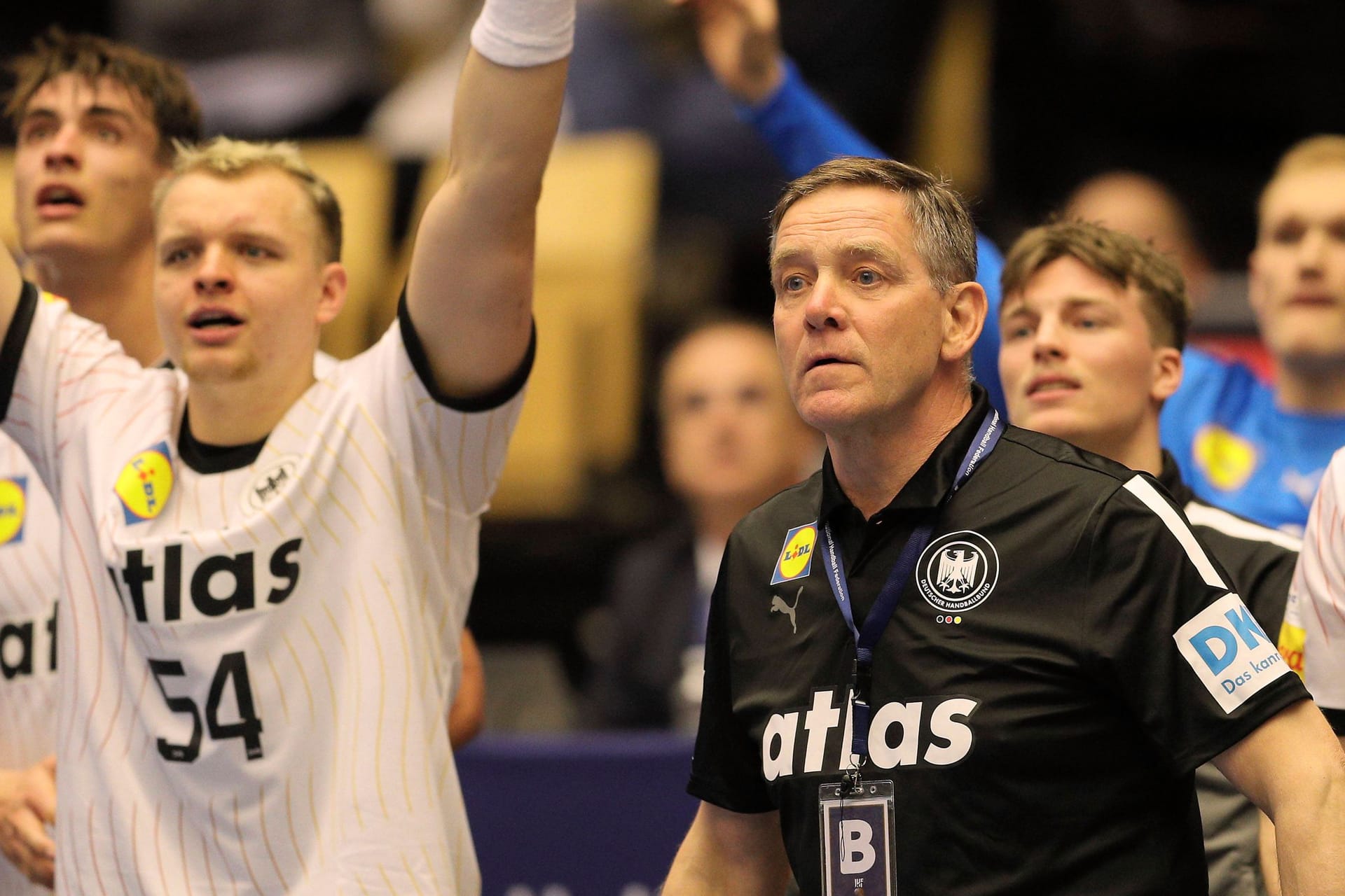 Gegen Polen feierte die deutsche Handball-Nationalmannschaft zum WM-Auftakt einen 35:28-Sieg. Nach einer schwachen ersten Halbzeit steigerte sie die DHB-Auswahl dabei in der zweiten Hälfte deutlich und durfte so über die ersten zwei Punkte in Gruppe A jubeln. Dabei überzeugte vor allem ein Spieler aus der zweiten Reihe. Andere erlebten jedoch einen schwarzen Tag. Die Einzelkritik.