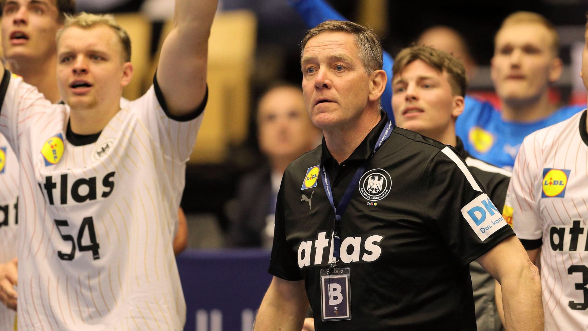 Gegen Polen feierte die deutsche Handball-Nationalmannschaft zum WM-Auftakt einen 35:28-Sieg. Nach einer schwachen ersten Halbzeit steigerte sie die DHB-Auswahl dabei in der zweiten Hälfte deutlich und durfte so über die ersten zwei Punkte in Gruppe A jubeln. Dabei überzeugte vor allem ein Spieler aus der zweiten Reihe. Andere erlebten jedoch einen schwarzen Tag. Die Einzelkritik.