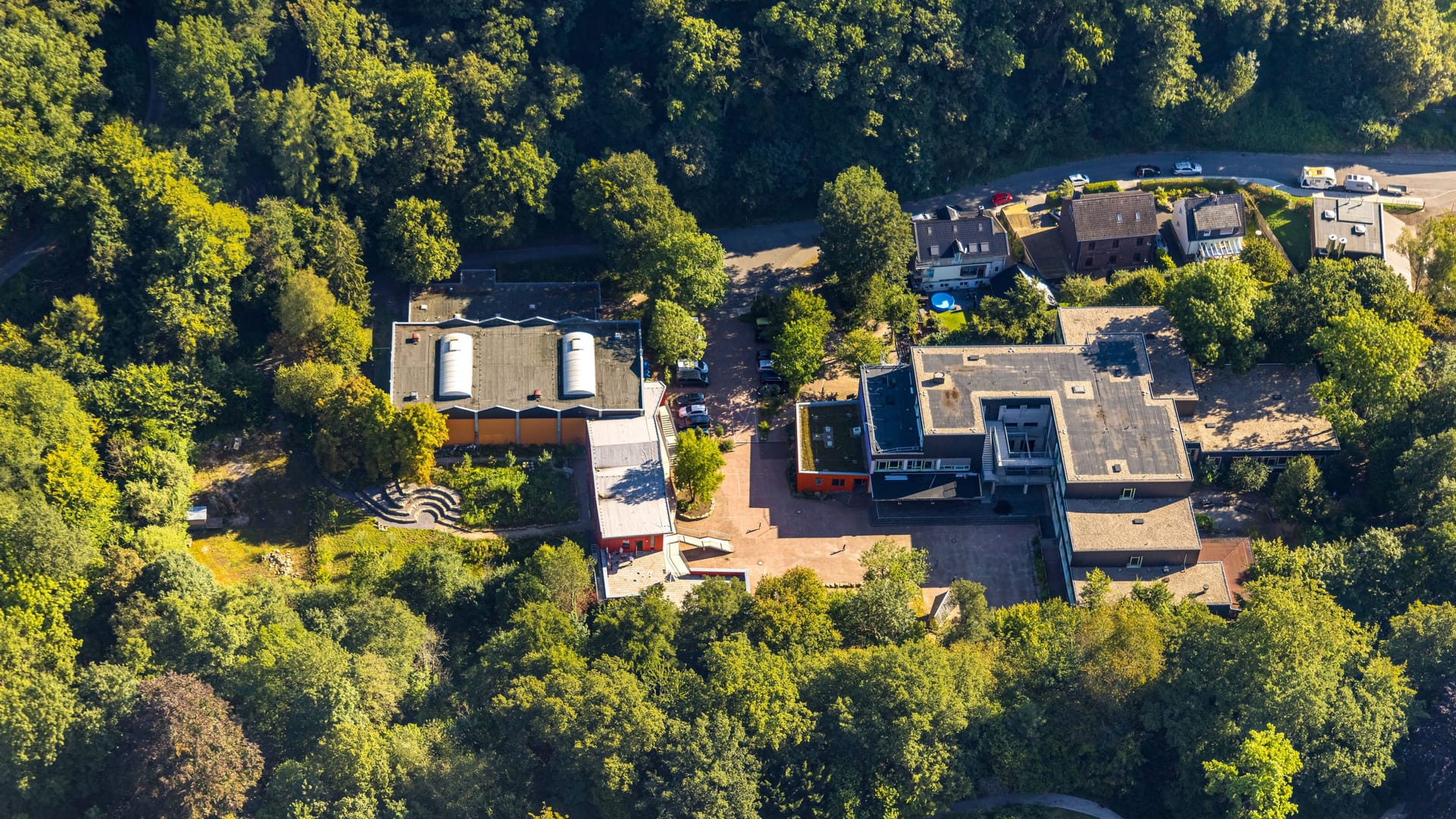 Schule in Velbert (Archivfoto): Der Täter soll das Mädchen mit einem Messer bedrohtr und missbraucht haben.