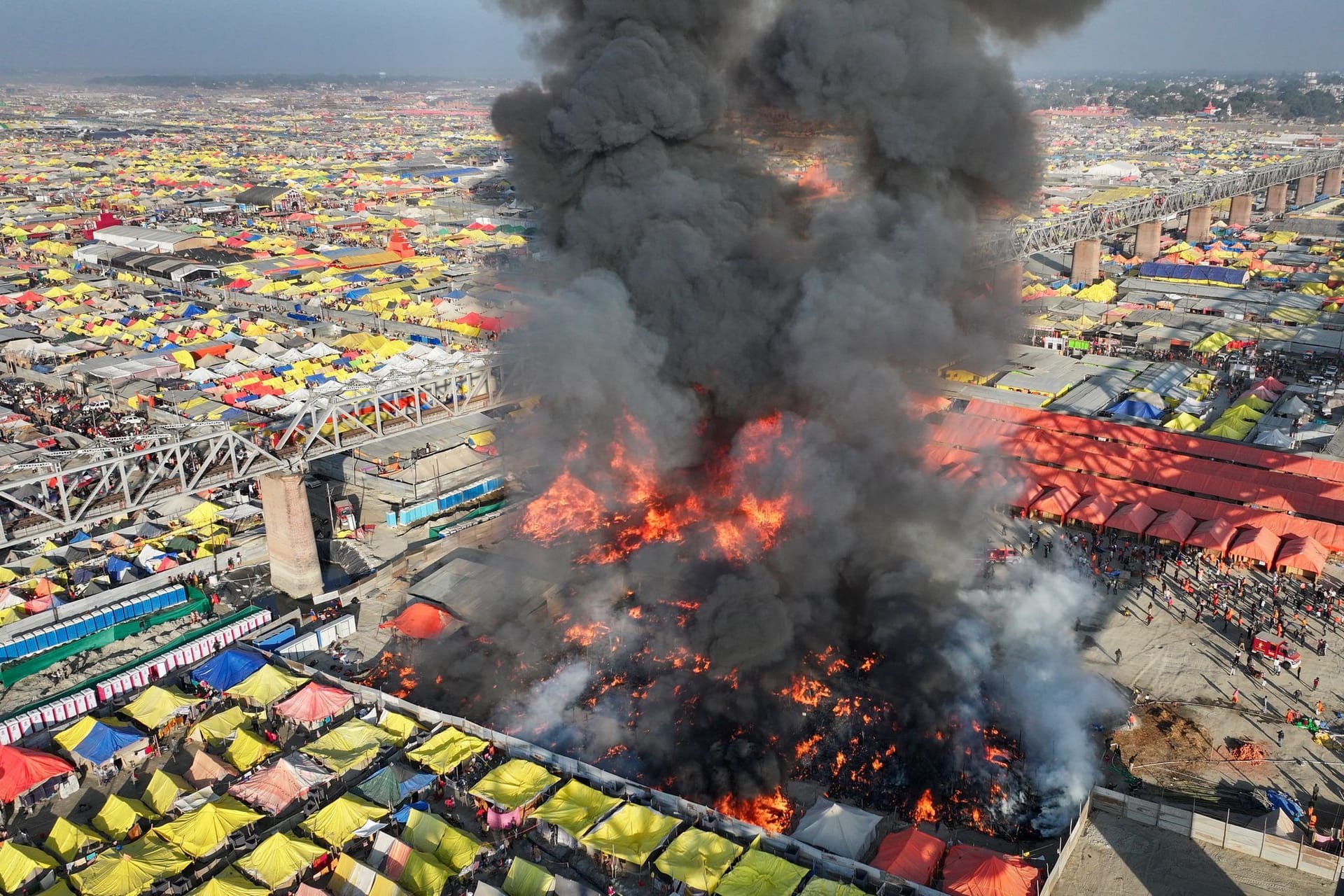 Feuer beim Maha Kumbh Festival