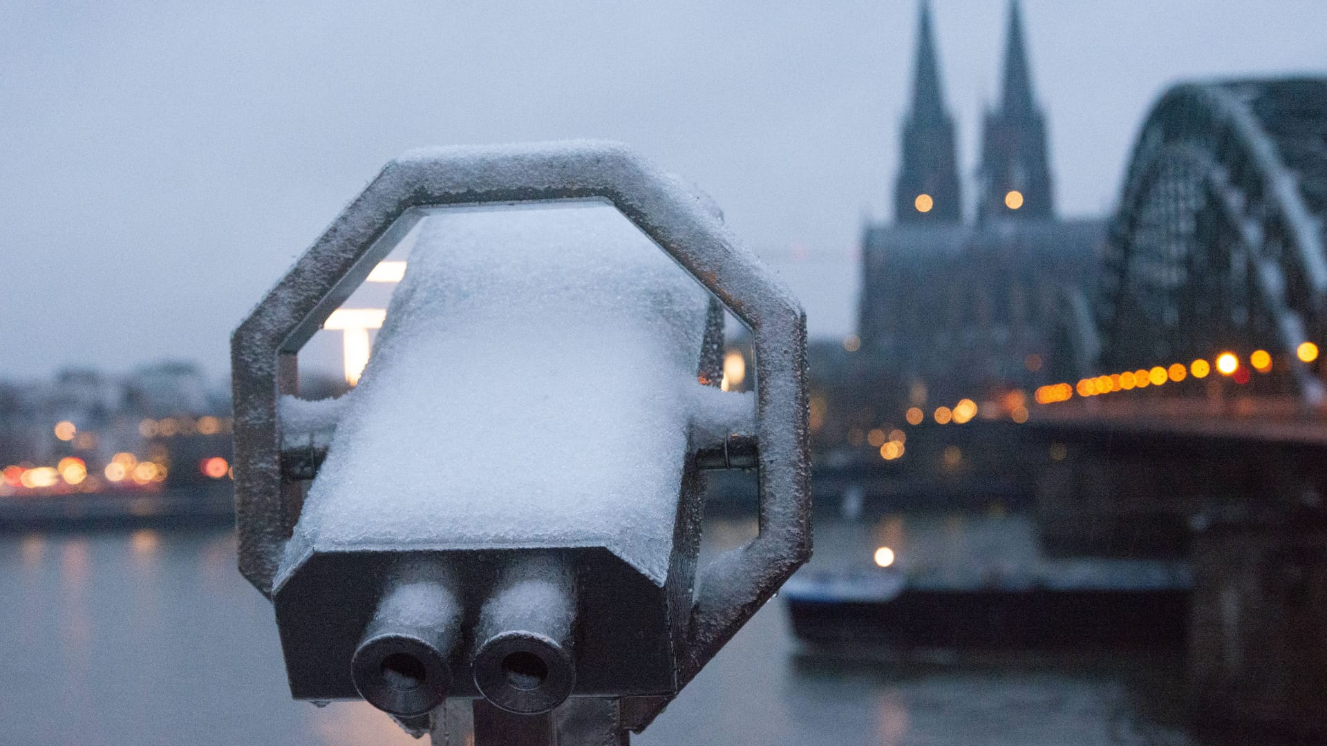 Schnee auf der Deutzer Seite (Archivfoto): Am Donnerstag werden weitere Flocken erwartet.