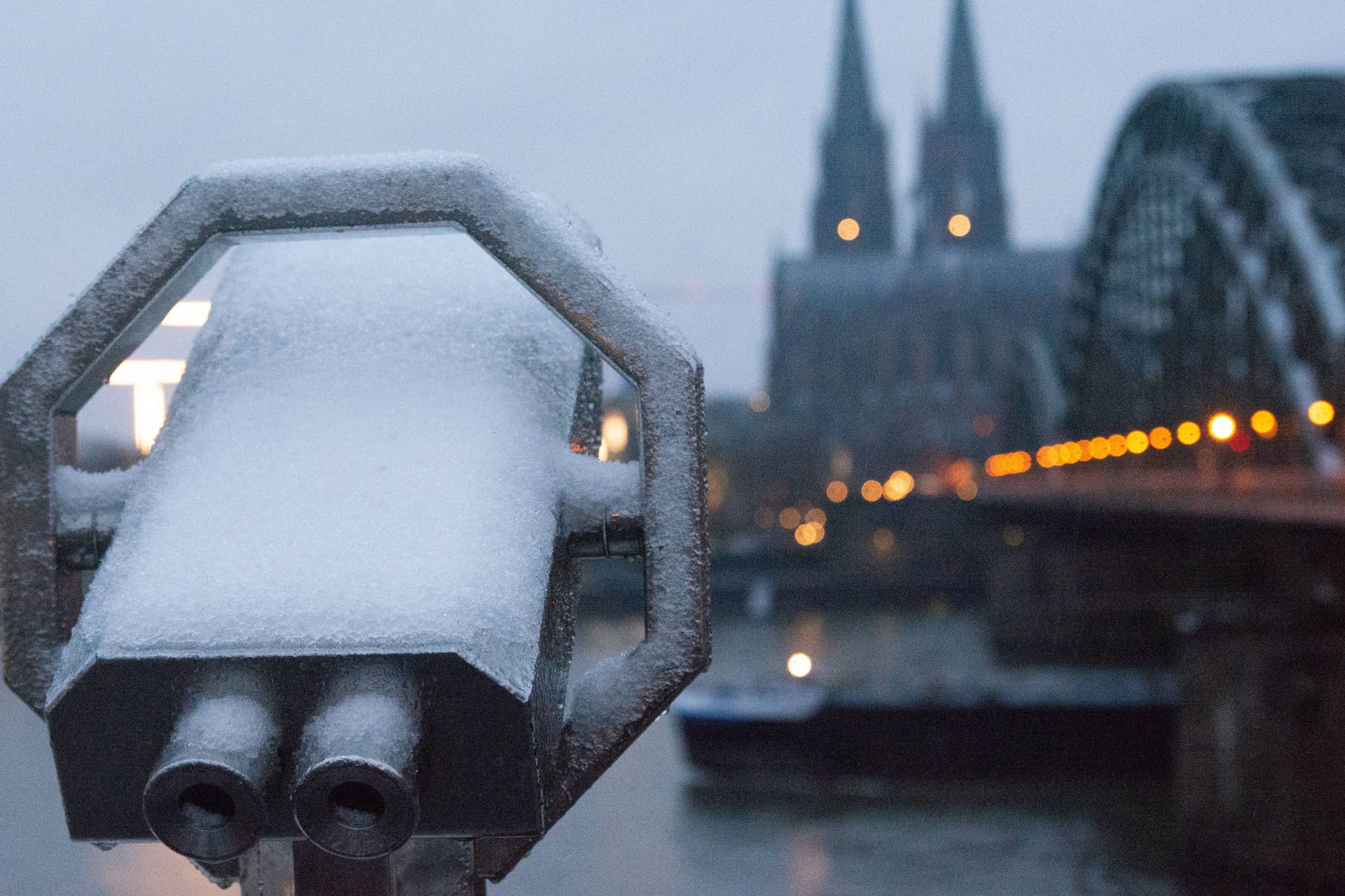 Schnee auf der Deutzer Seite (Archivfoto): Am Donnerstag werden weitere Flocken erwartet.